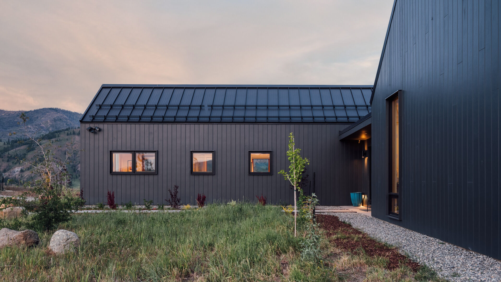 Two matte-black gabled volumes stand quietly against the Methow Valley landscape. The design by Syndicate Smith trades glass walls for carefully framed openings, creating a modern home that feels both grounded and deliberate.