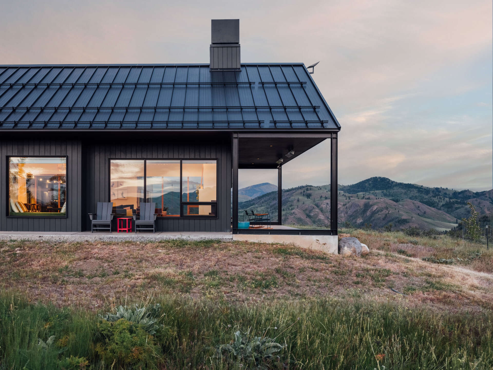 The porch becomes an outdoor living room. Protected from the wind yet open to the sky, it’s where conversation, starlight, and mountain air all meet.