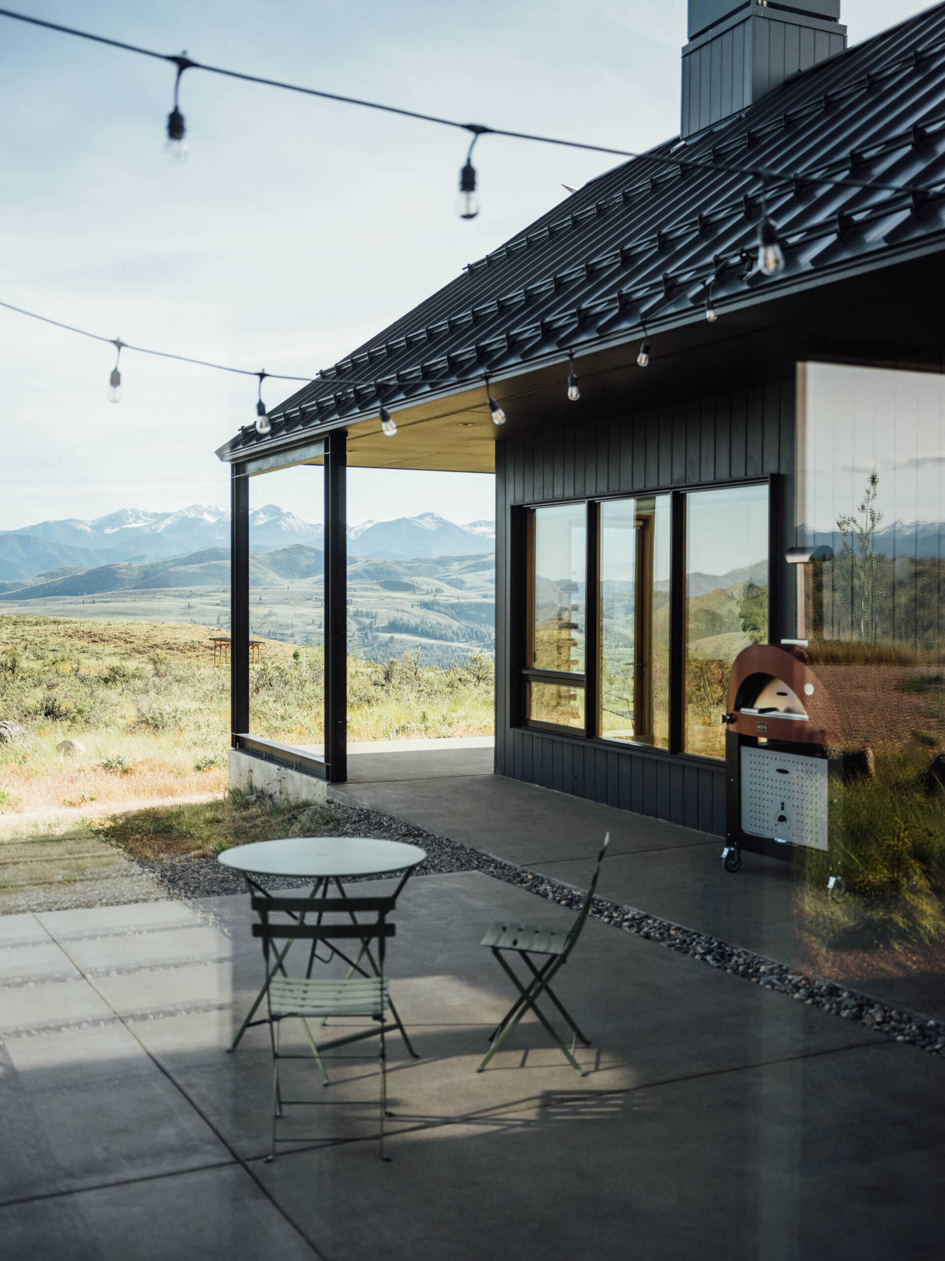 The porch becomes an outdoor living room. Protected from the wind yet open to the sky, it’s where conversation, starlight, and mountain air all meet.