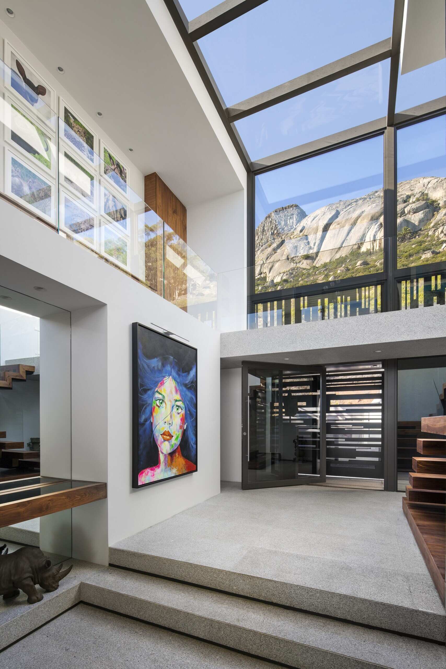 Step through a double-height entryway with dramatic windows that frame the stunning views of Lion’s Head and the Atlantic Ocean.