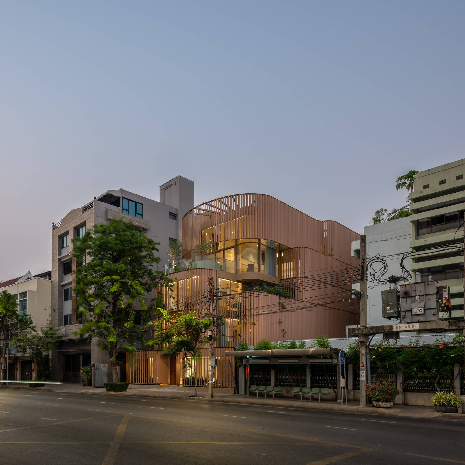 DUSITANON Residence by Phaithaya Banchakitikun.
