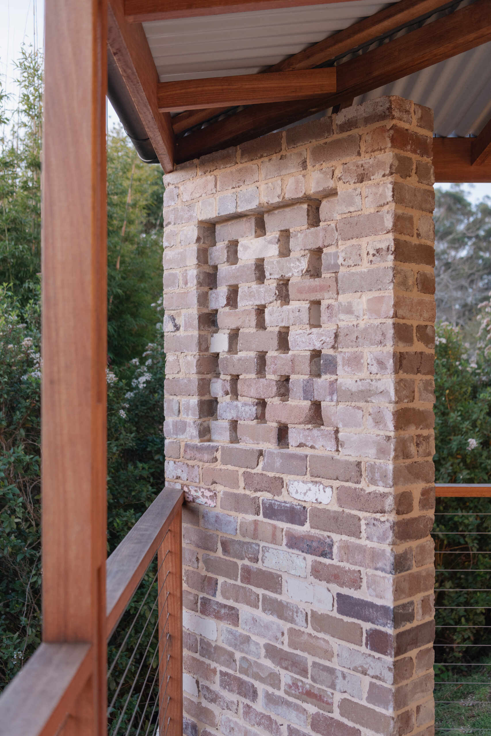A deep veranda-style awning extends along the north-west, blurring the edge between indoors and out. It’s a smart, sun-responsive design that shades, shelters, and defines the home’s relaxed coastal rhythm.