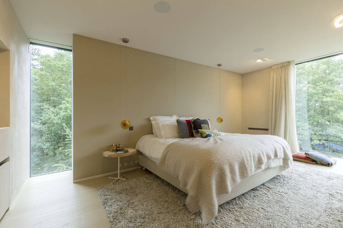Soft textures and natural light make the bedrooms of Villa S the ultimate place to unwind.