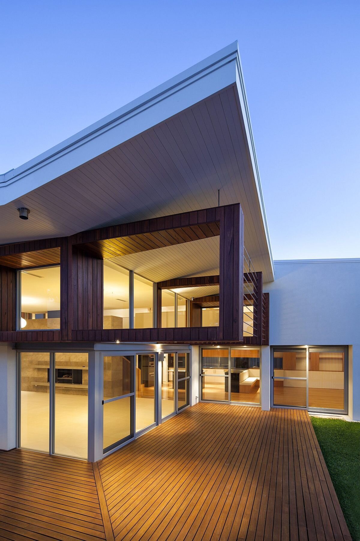 A timber deck extends the home’s living space outdoors for effortless alfresco dining.