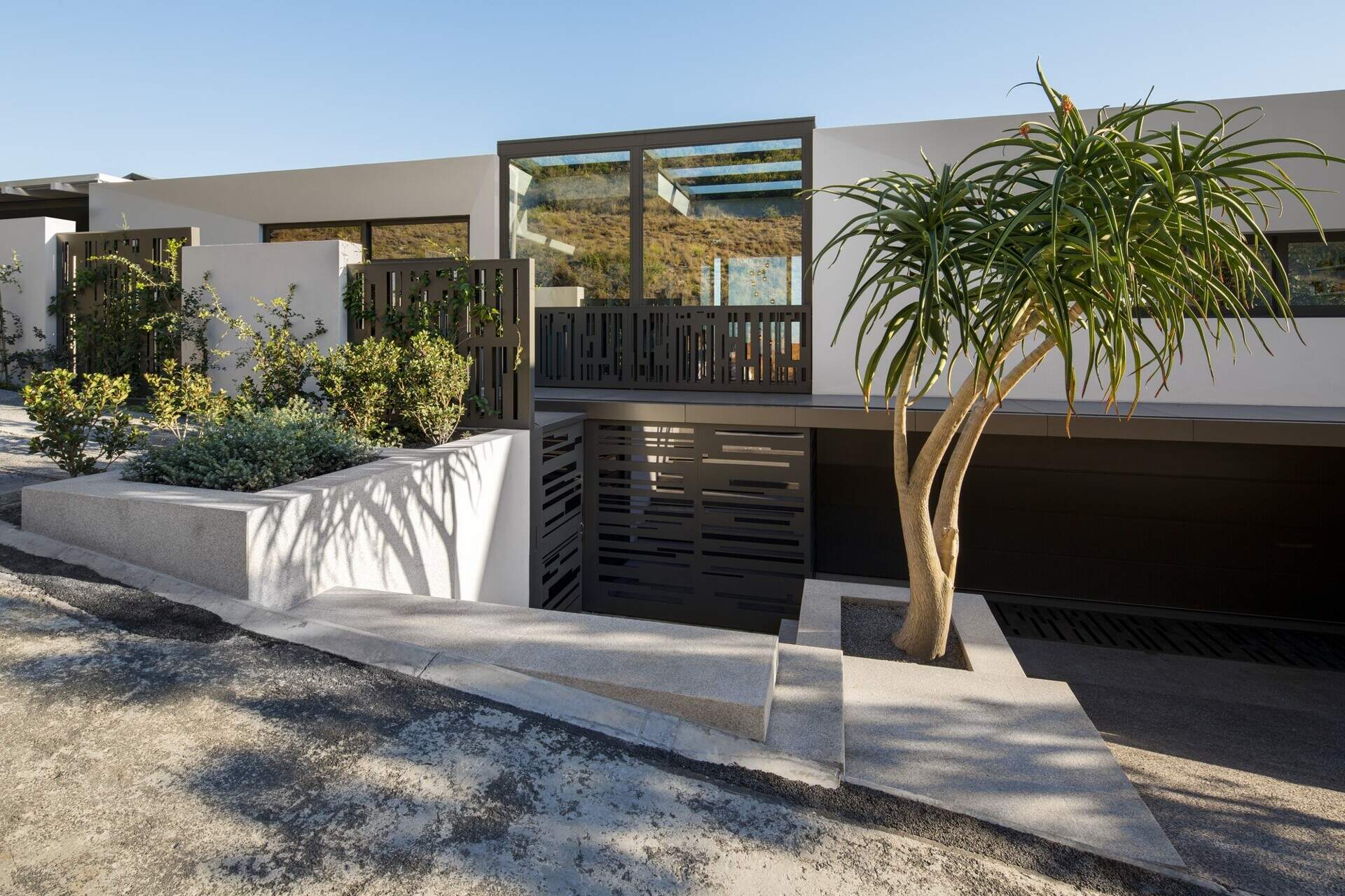 Perched on the edge of Lion’s Head in Fresnaye, Cape Town, this stunning contemporary villa is designed for one purpose: to entertain in style while soaking in some of the most spectacular views South Africa has to offer.