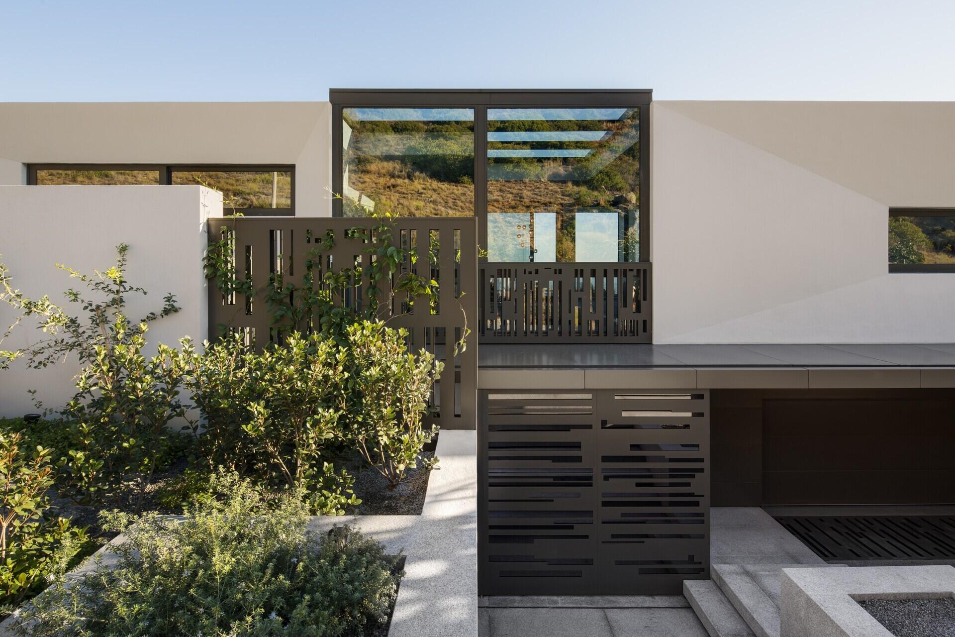 Perched on the edge of Lion’s Head in Fresnaye, Cape Town, this stunning contemporary villa is designed for one purpose: to entertain in style while soaking in some of the most spectacular views South Africa has to offer.