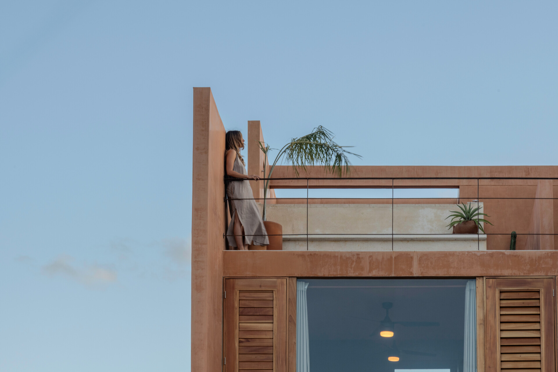 At the top, the home opens to a rooftop terrace designed for relaxation and gatherings. A small pool and barbecue area make this compact structure feel complete, offering panoramic views of the beach, pier, and lighthouse, an urban-meets-coastal outlook that defines the spirit of Progreso.