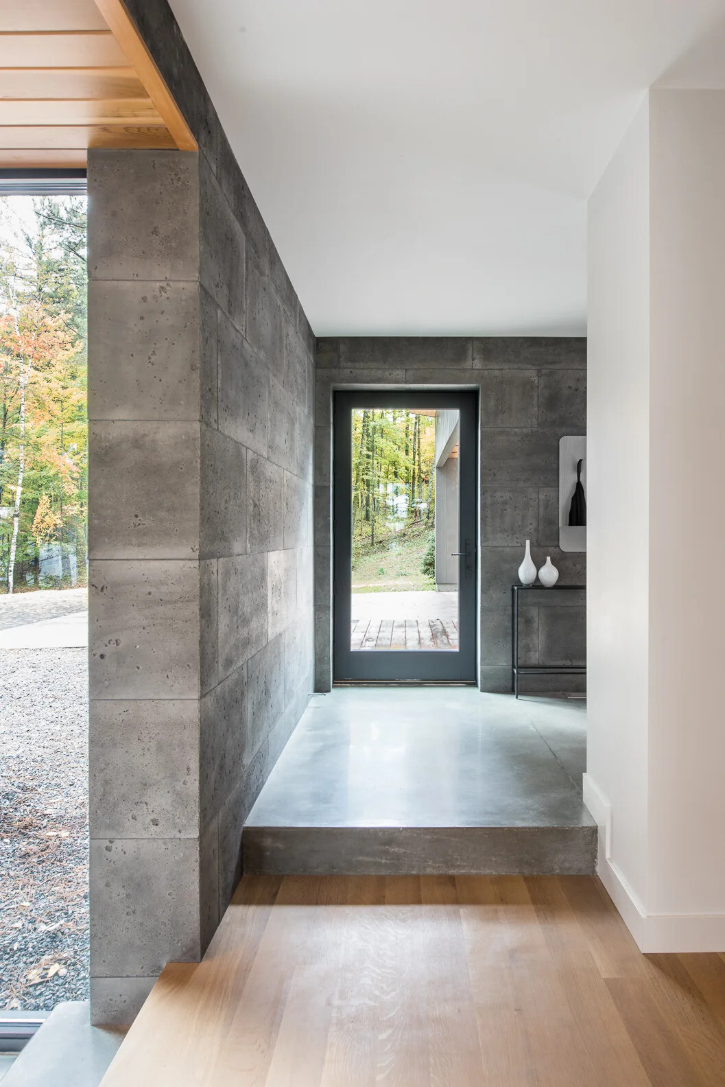 A glass front door welcomes you to the home and once inside there’s a dedicated space for hanging jackets and putting on shoes. A couple of steps lead to the main living area of the house.