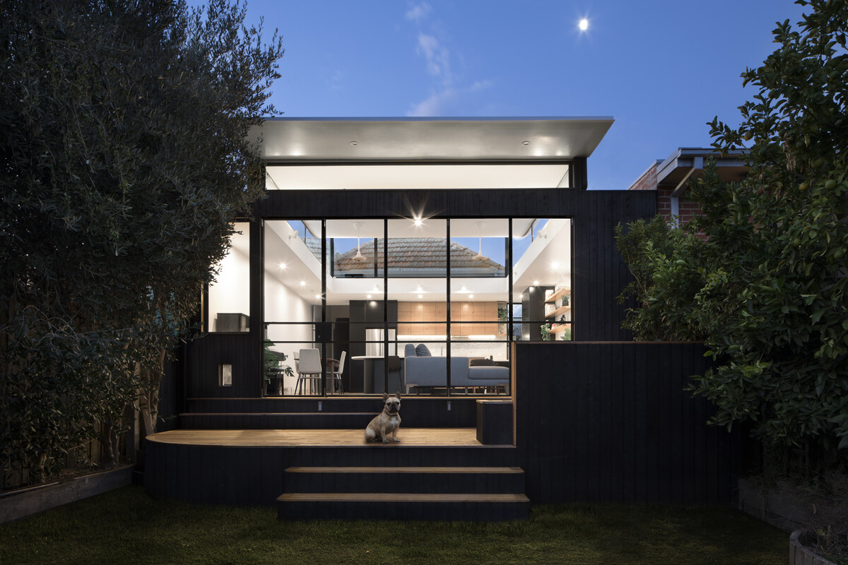 Perhaps the most striking element comes at night, when the popped-up roof of this home extension reveals itself as a sculptural gesture against the sky. It’s a piece of architecture that makes the home feel taller, brighter, and more open to its surroundings.