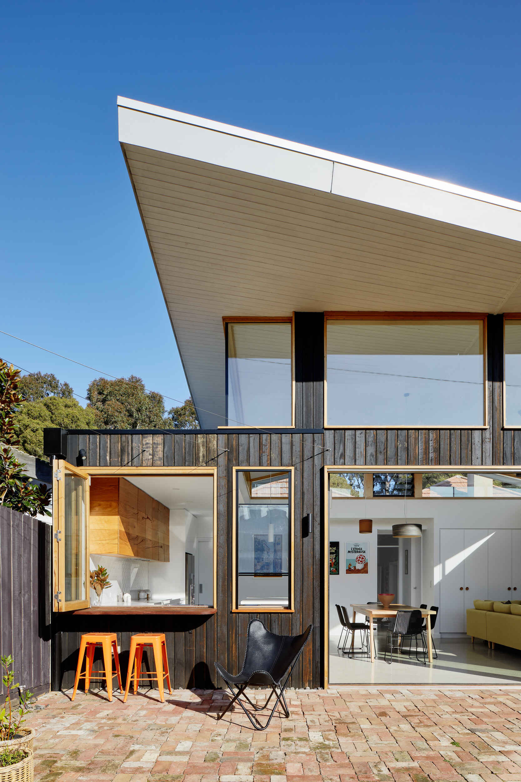 A sculptural roof glides above this Melbourne home, twisting to capture sunlight and create a constantly shifting play of light and shadow.