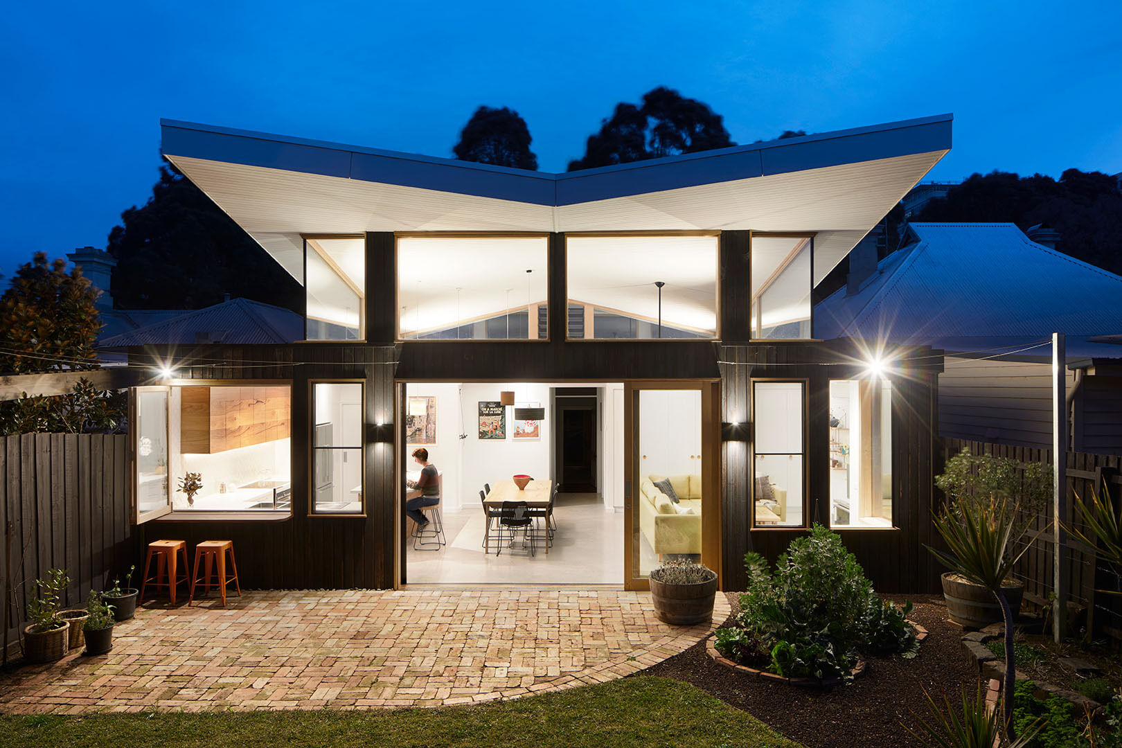 A sculptural roof glides above this Melbourne home, twisting to capture sunlight and create a constantly shifting play of light and shadow.