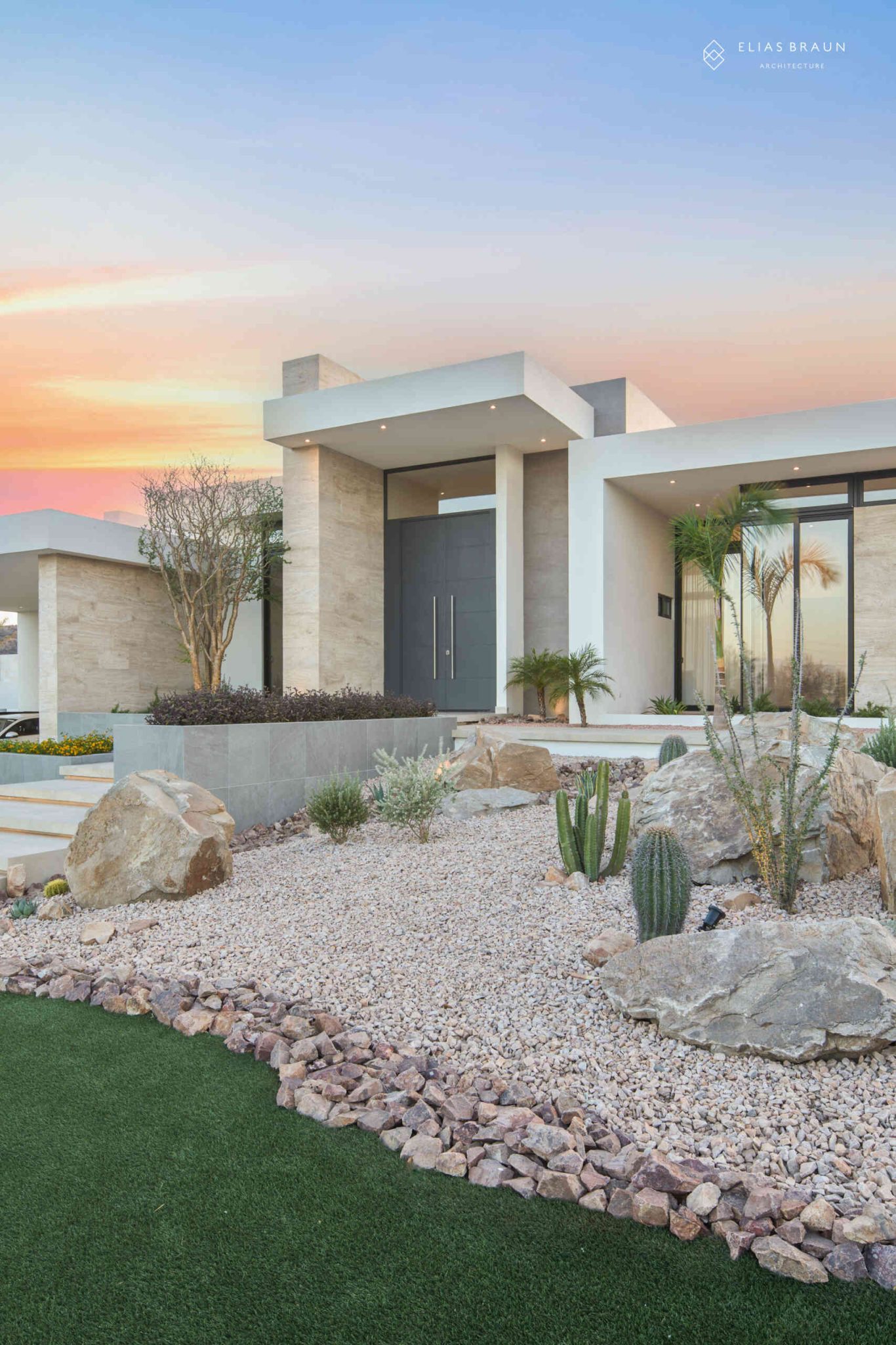 Resort looks without leaving home, a courtyard compound built for two ...