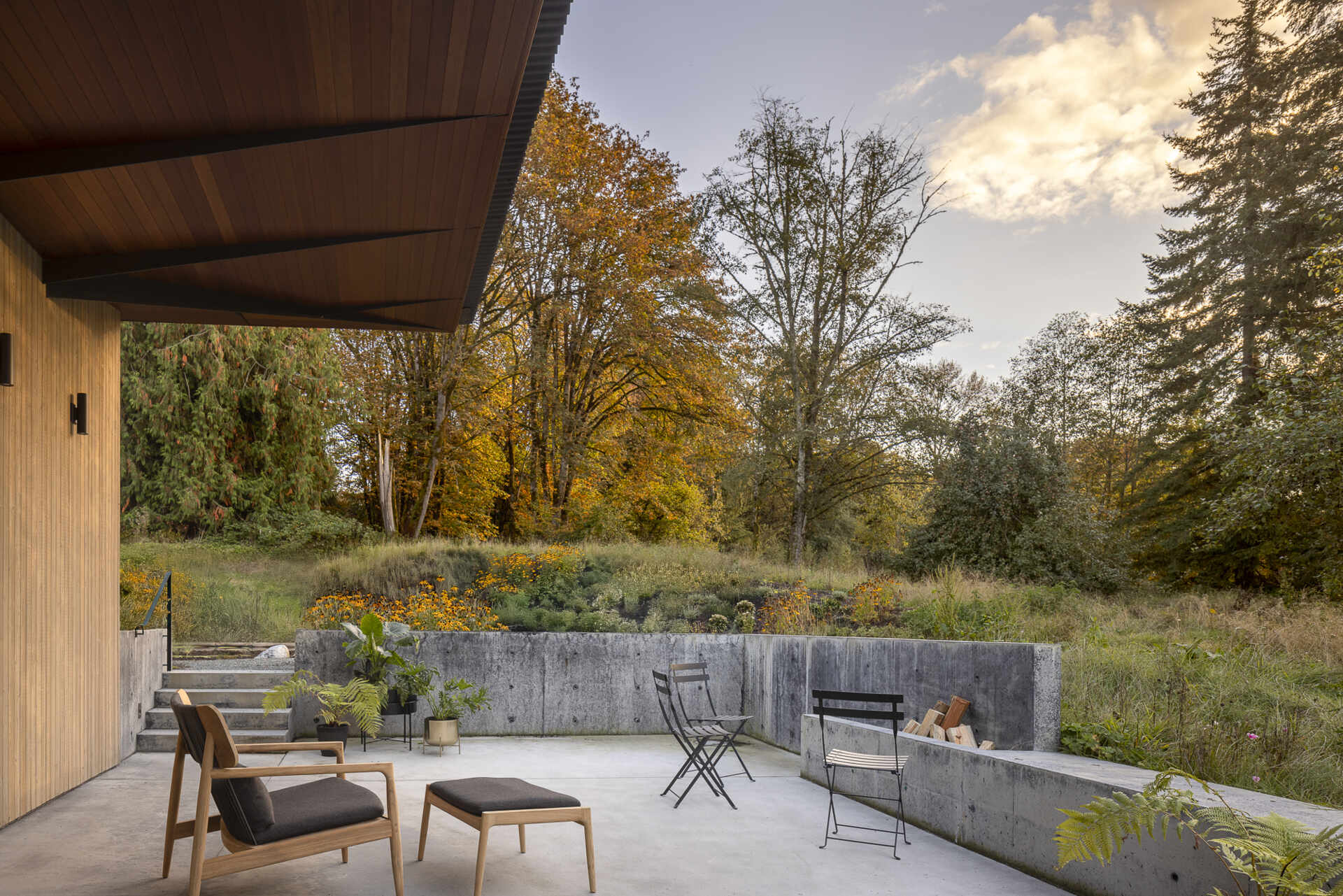 Close to the house, careful plantings frame paths and water. Step away
and beds loosen into meadow and native species, all tended by the owners. The arrival sequence lifts you
from the drive through a welcoming garden, then across the lower, middle, and upper pools to the calm
center of the home.