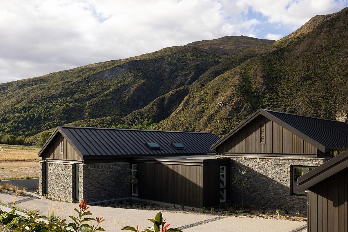 A schist-clad modern home in New Zealand, blends modern design with echoes of historic gold-mining cottages.