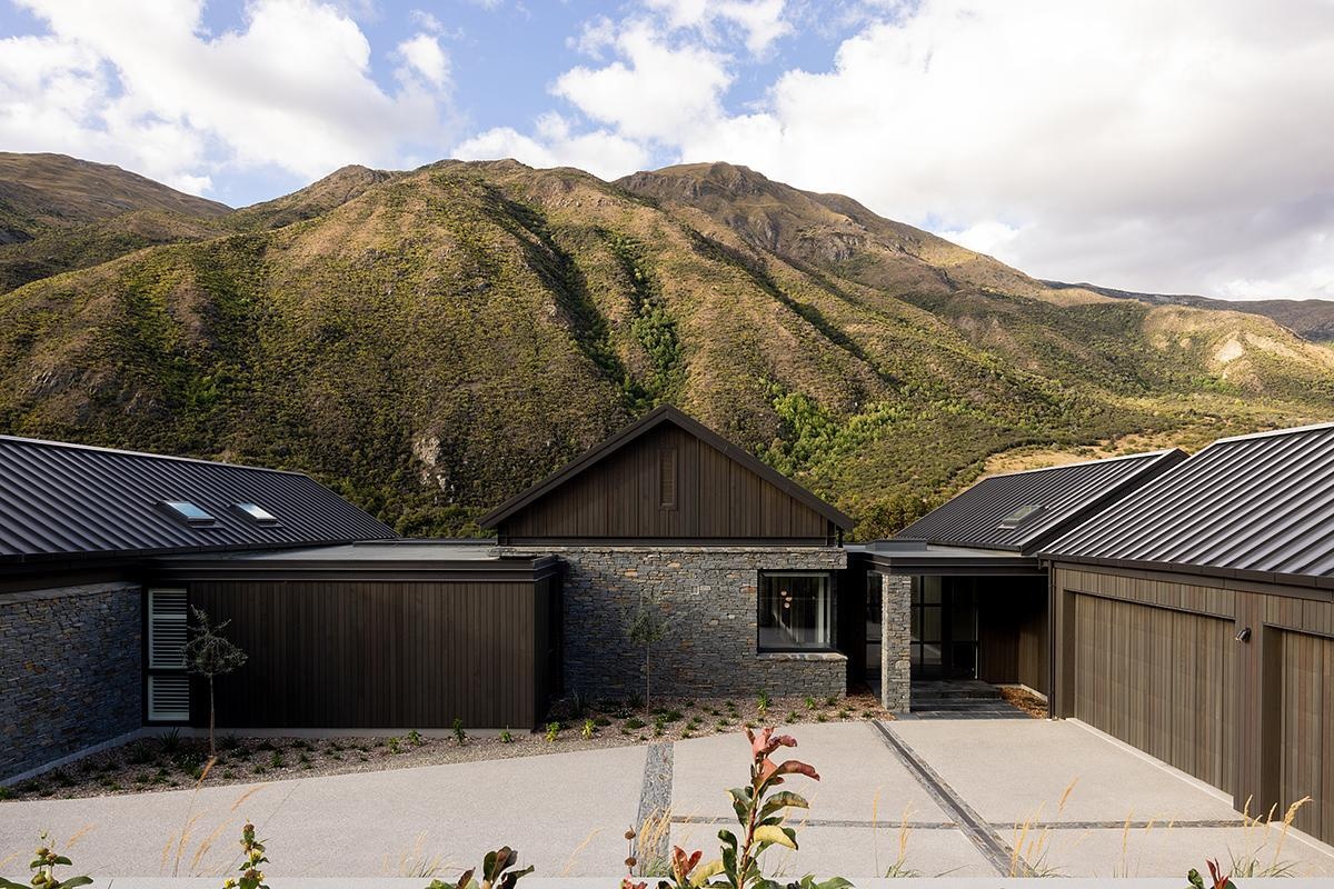 A schist-clad modern home in New Zealand, blends modern design with echoes of historic gold-mining cottages.
