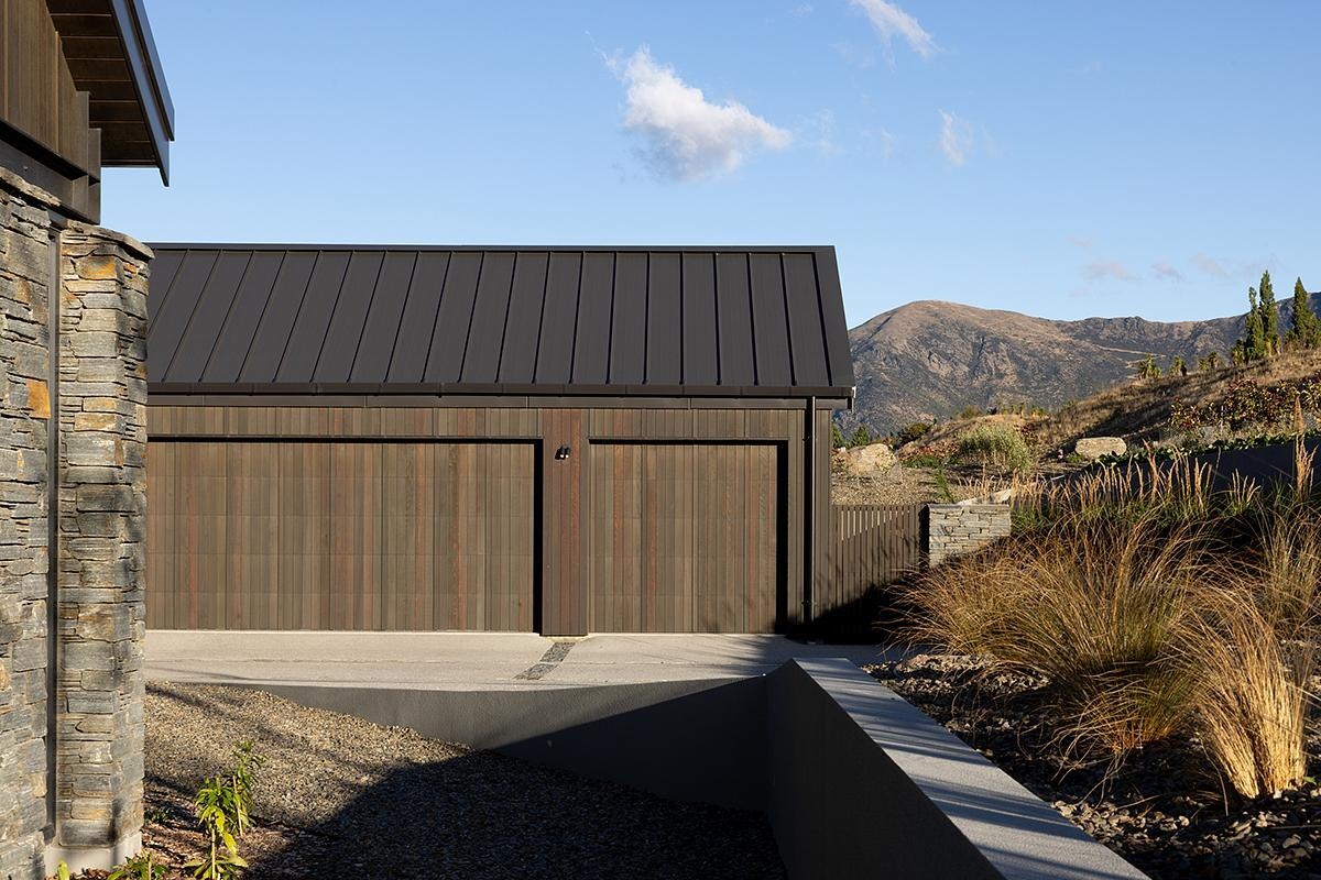 A schist-clad modern home in New Zealand, blends modern design with echoes of historic gold-mining cottages.