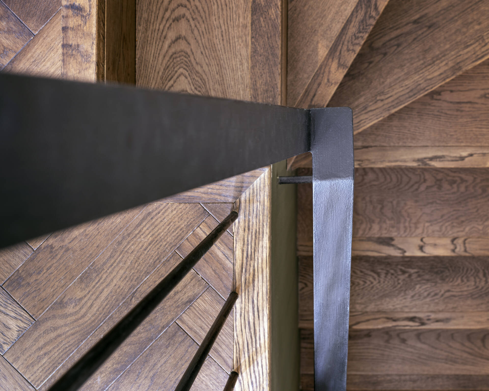 The new staircase acts as a centerpiece, connecting all four levels with grace. It introduces vertical sightlines that carry the eye through the house, reinforcing the feeling of openness.