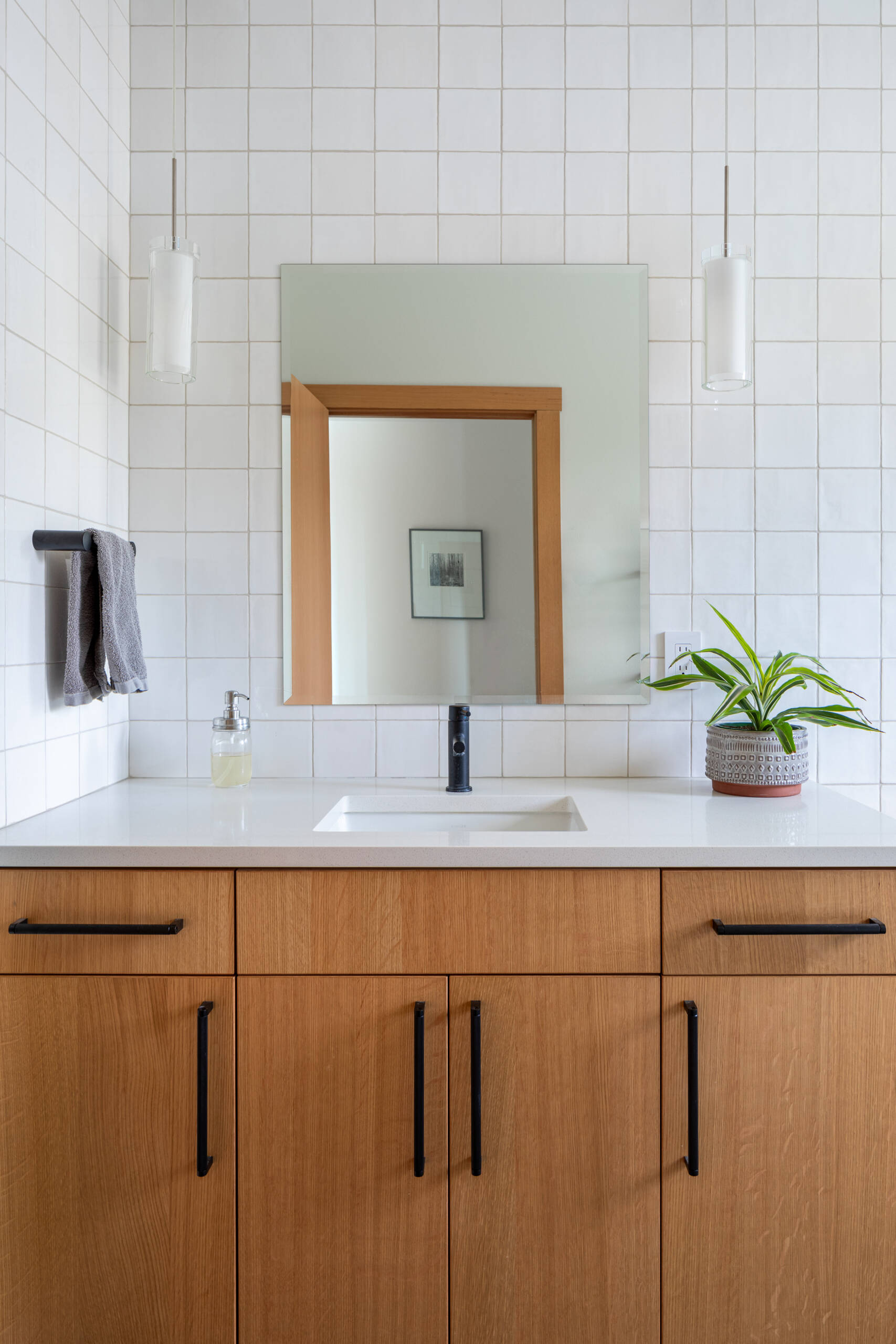 Este baño es funcional, duradero y visualmente relajante. Incluso en el espacio más pequeño, todo parece cohesivo.