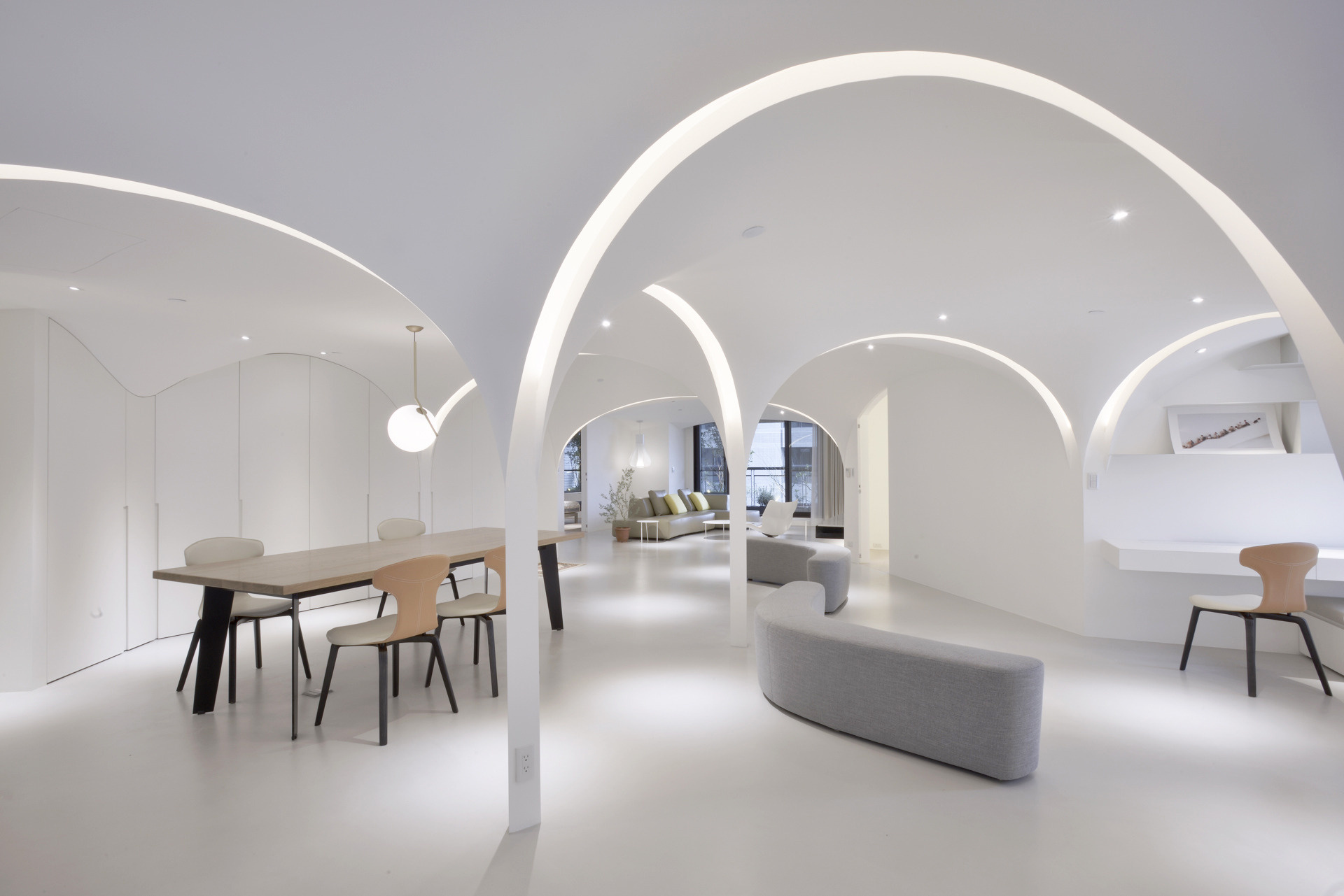 Un apartamento blanco suave en Taichung se ha transformado con arcos, curvas y flujos rediseñados que llevan la luz del sol al interior.