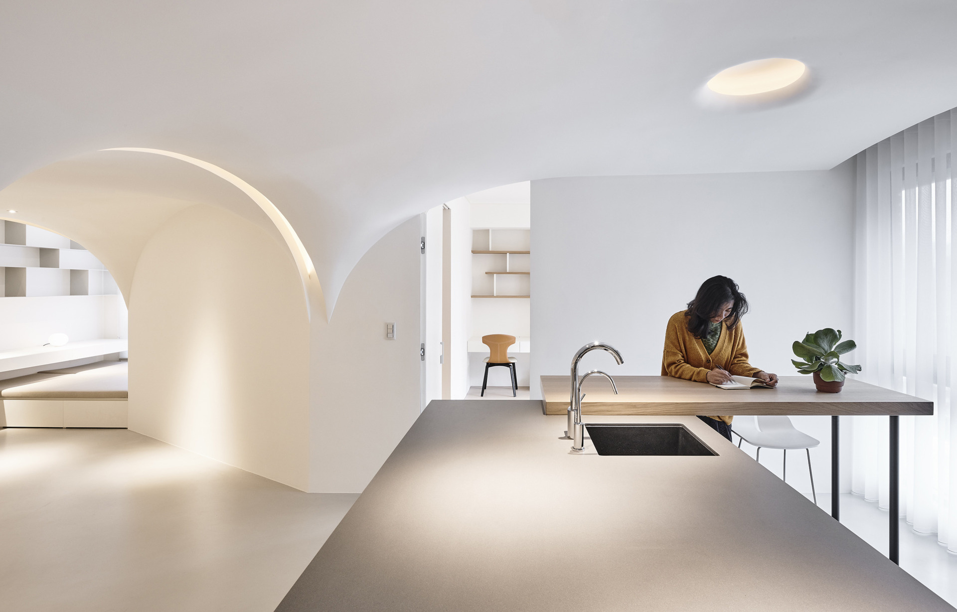 Un apartamento blanco suave en Taichung se ha transformado con arcos, curvas y flujos rediseñados que llevan la luz del sol al interior.