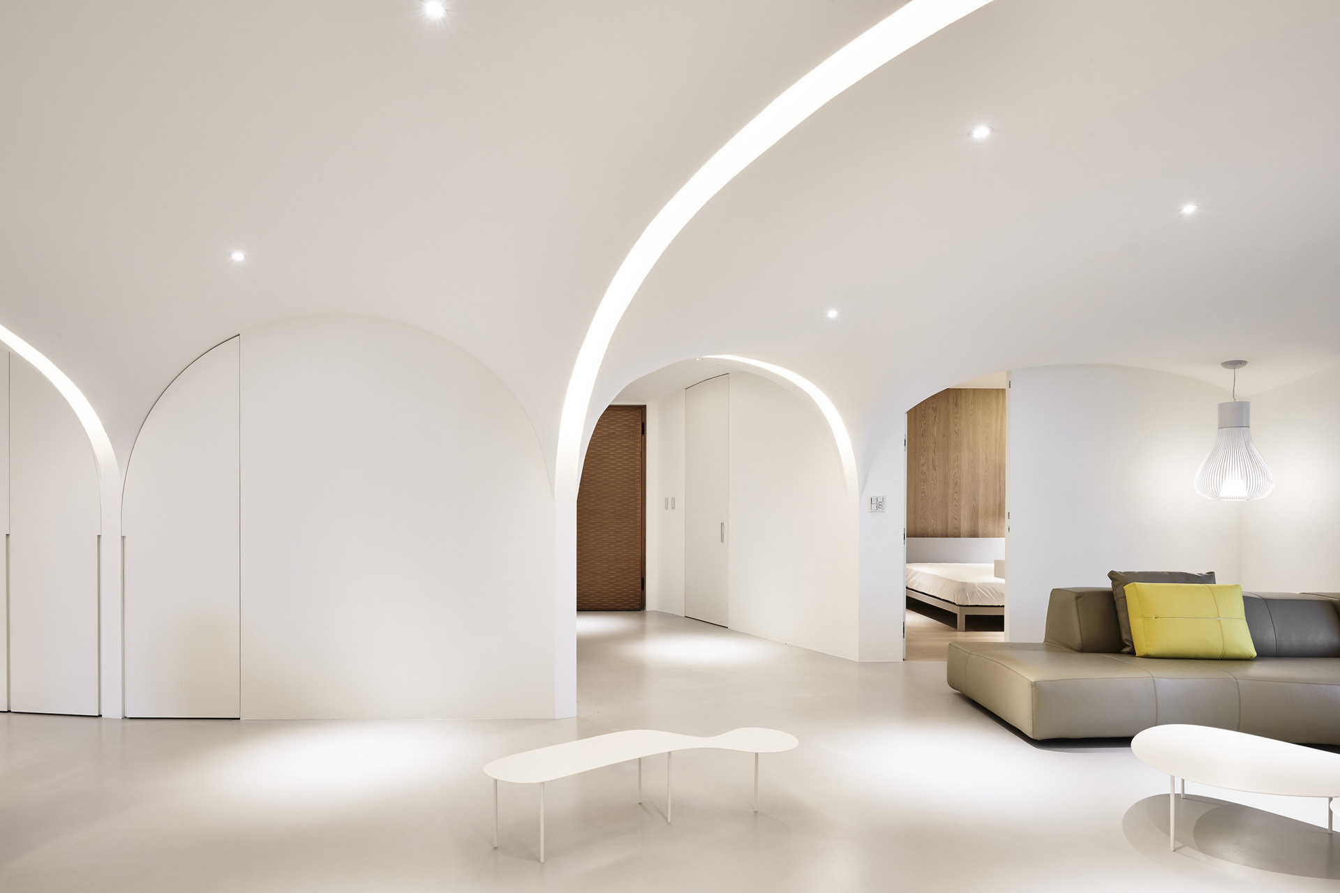 Un apartamento blanco suave en Taichung se ha transformado con arcos, curvas y flujos rediseñados que llevan la luz del sol al interior.