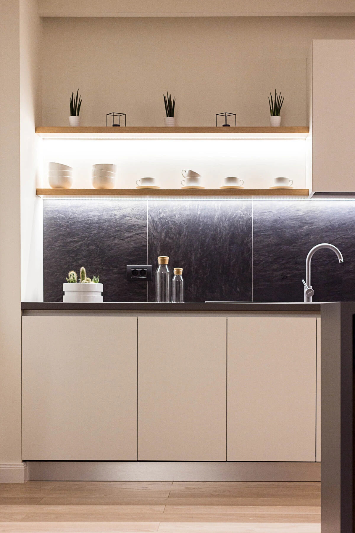 La cocina abierta cuenta con iluminación empotrada, elegantes accesorios negros y una barra versátil que fluye perfectamente hacia la sala de estar.