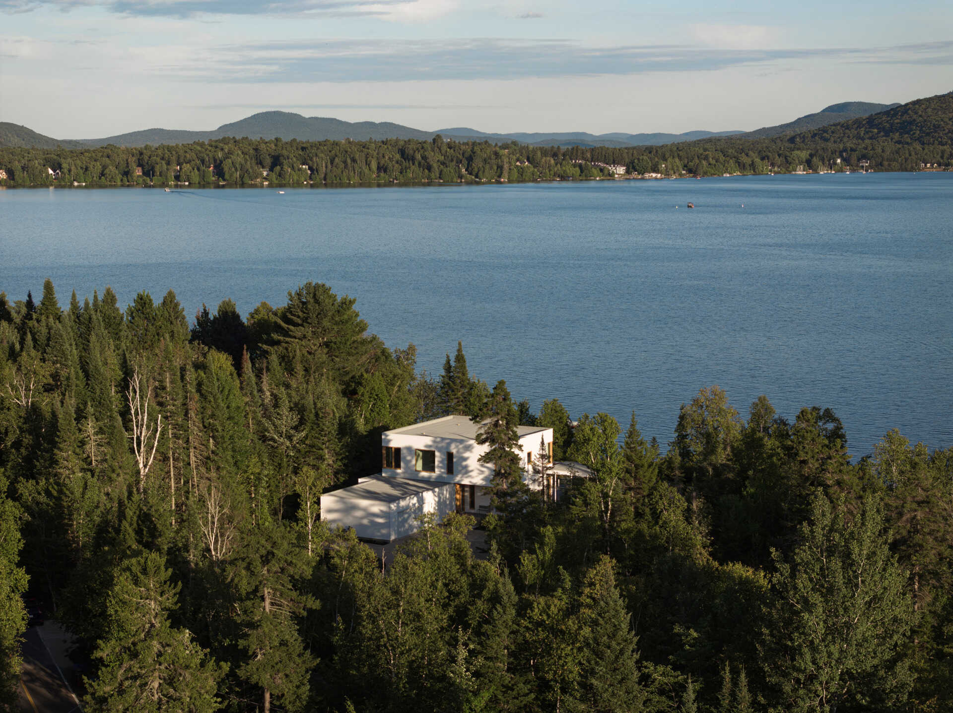 Discover a tranquil lake house in Quebec designed to blend effortlessly with light, landscape, and water.