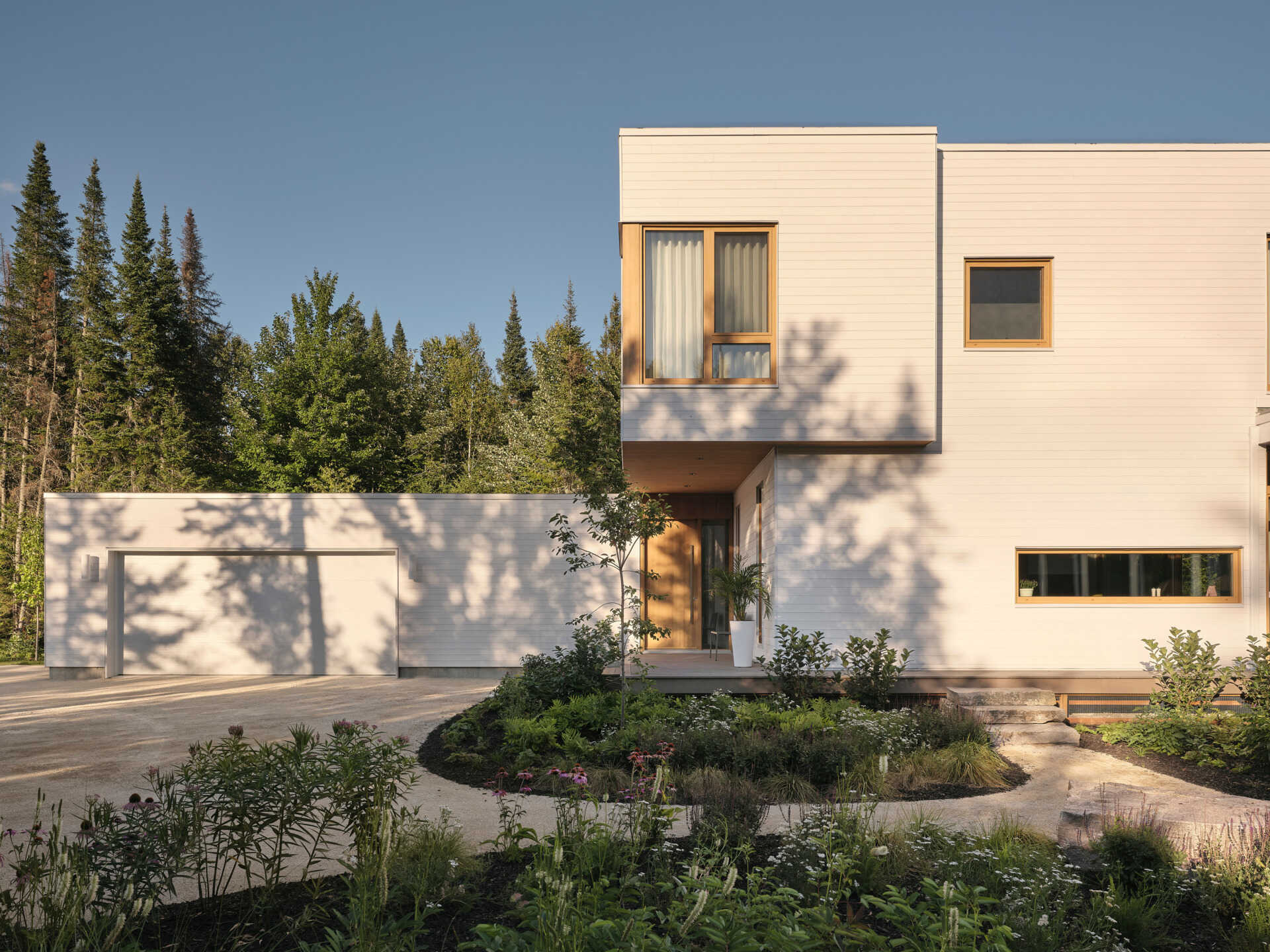 Discover a tranquil lake house in Quebec designed to blend effortlessly with light, landscape, and water.