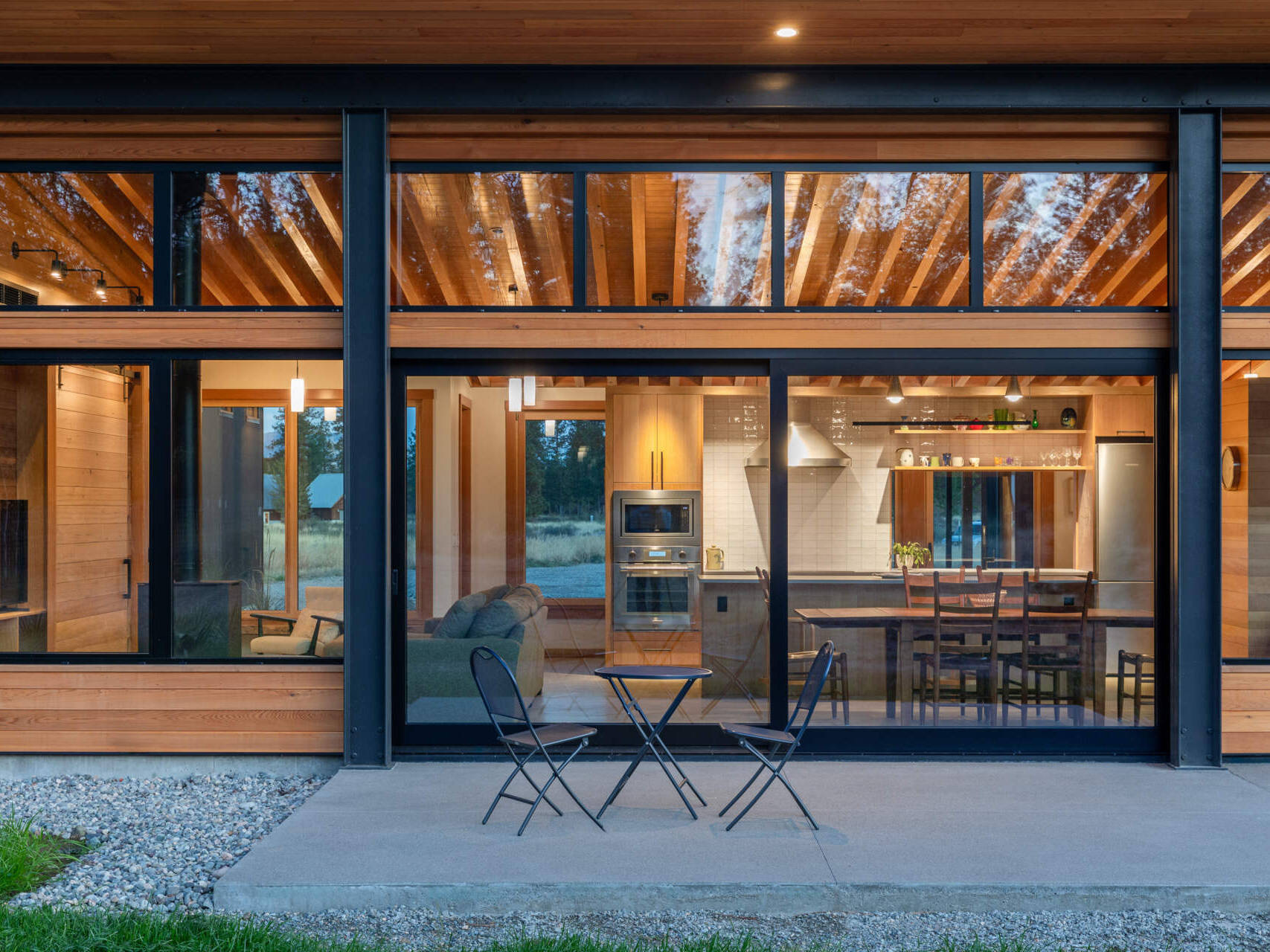 La combinación de cedro, vidrio y metal le da a la casa un aspecto natural en capas que se integra con el paisaje circundante.