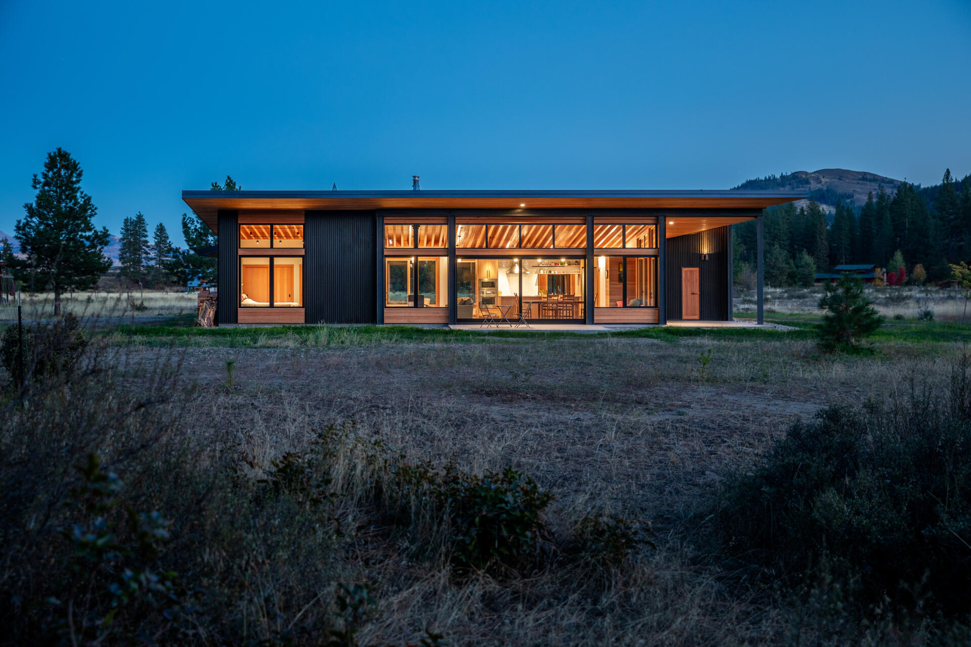La combinación de cedro, vidrio y metal le da a la casa un aspecto natural en capas que se integra con el paisaje circundante.