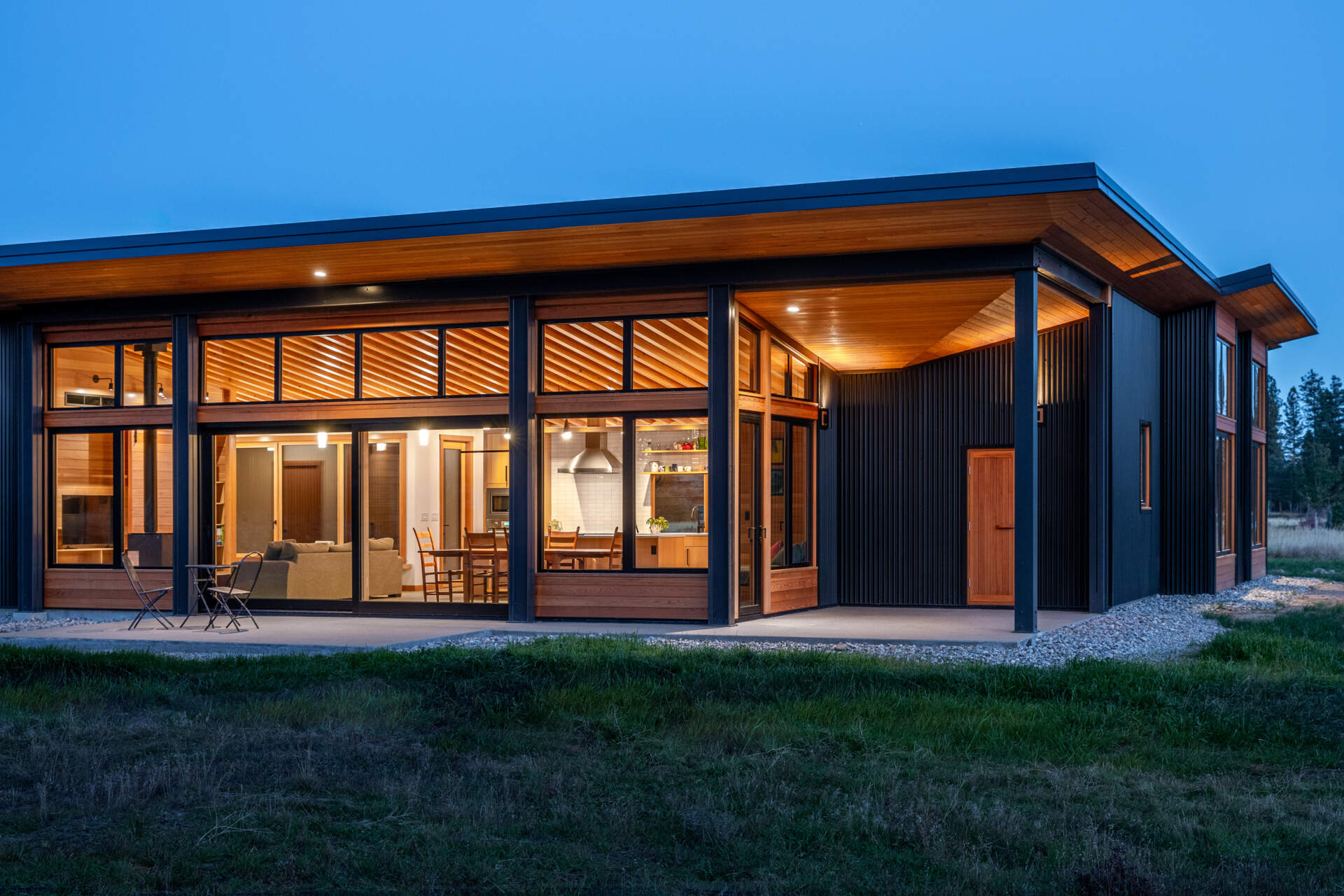 La combinación de cedro, vidrio y metal le da a la casa un aspecto natural en capas que se integra con el paisaje circundante.