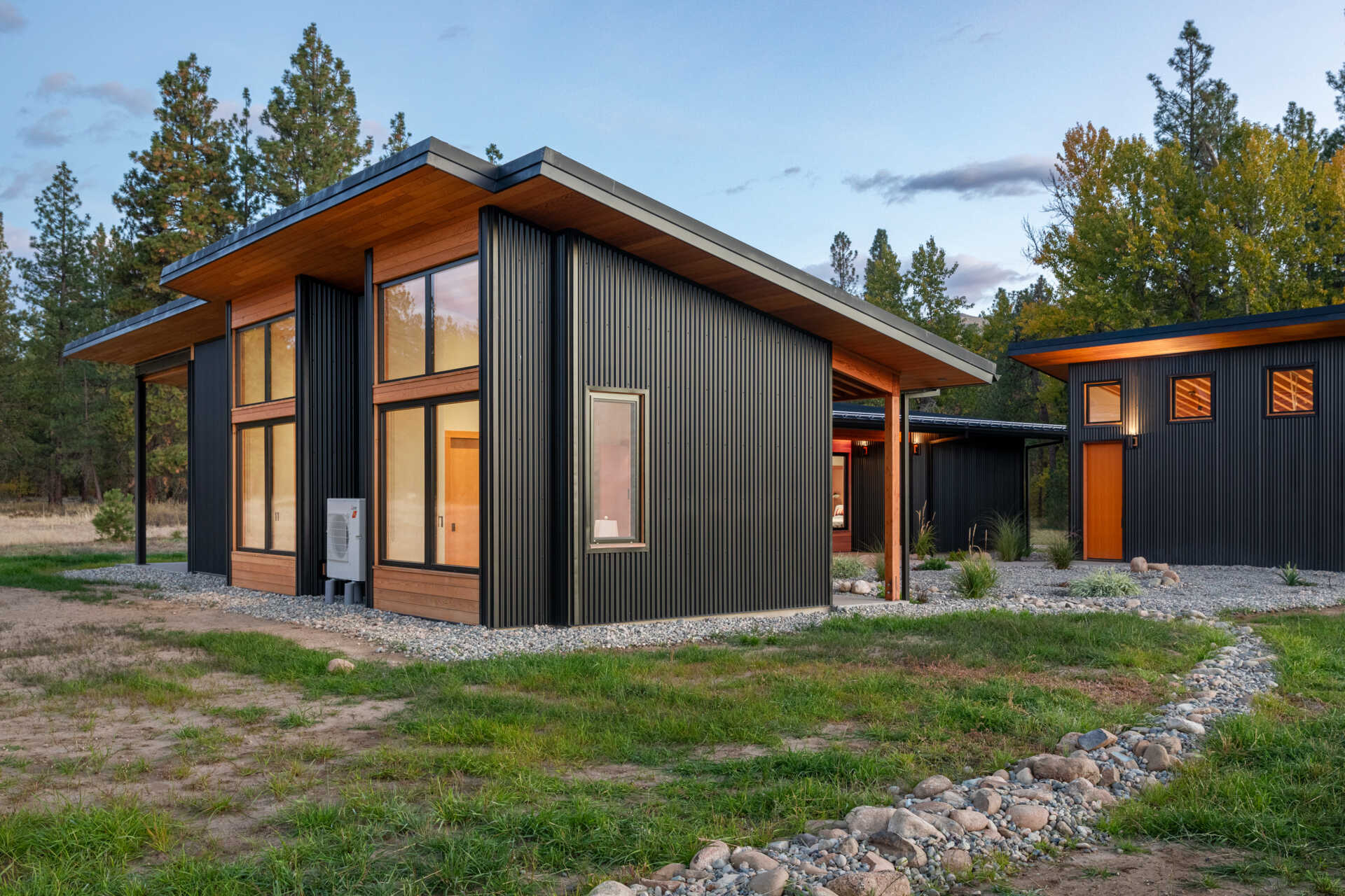 La combinación de cedro, vidrio y metal le da a la casa un aspecto natural en capas que se integra con el paisaje circundante.