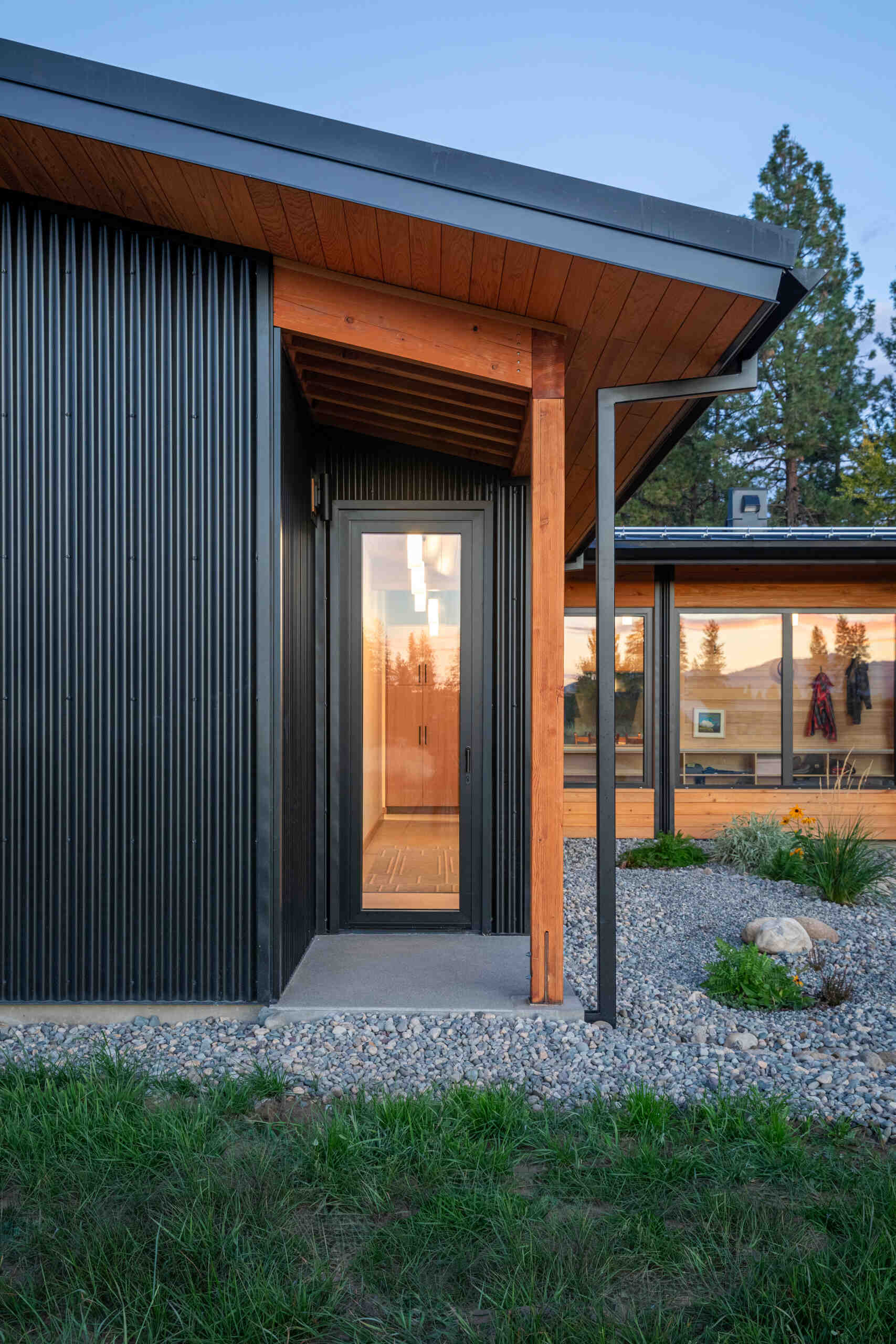 La combinación de cedro, vidrio y metal le da a la casa un aspecto natural en capas que se integra con el paisaje circundante.