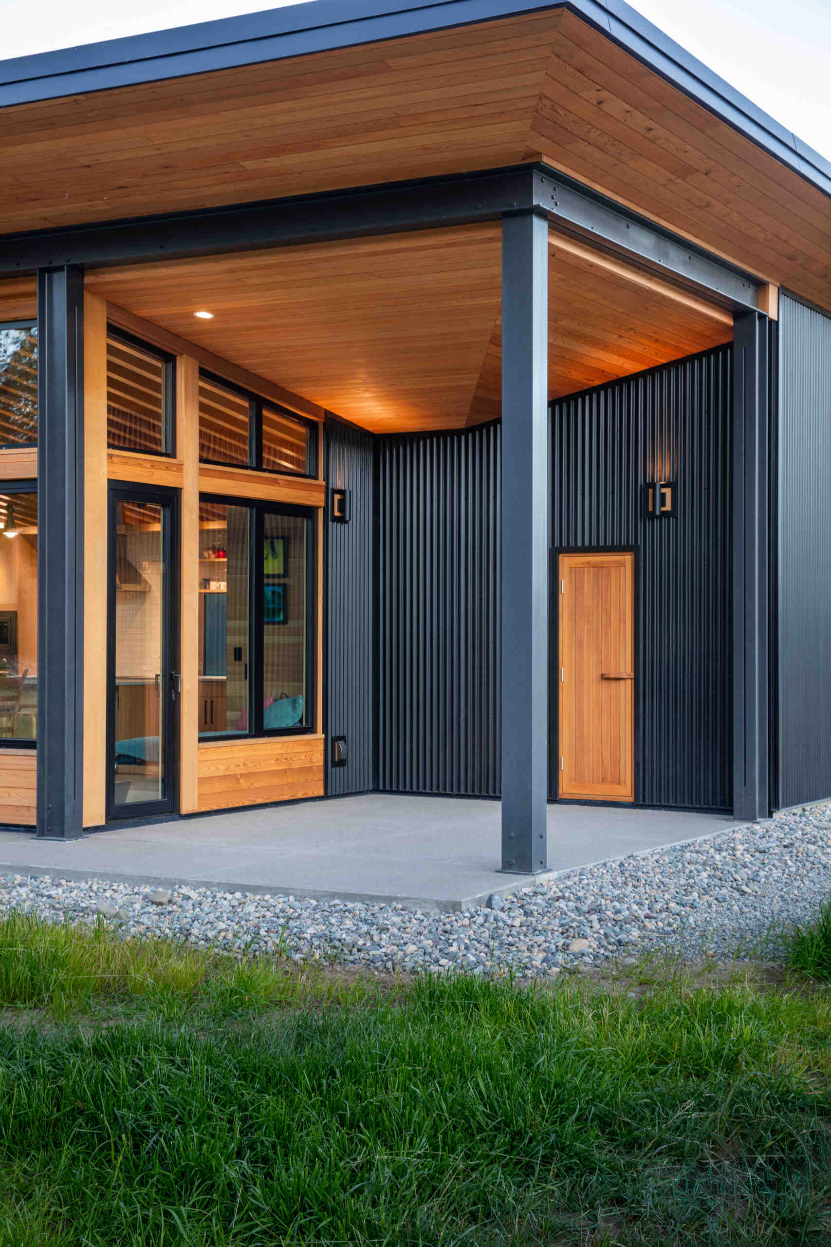 La combinación de cedro, vidrio y metal le da a la casa un aspecto natural en capas que se integra con el paisaje circundante.