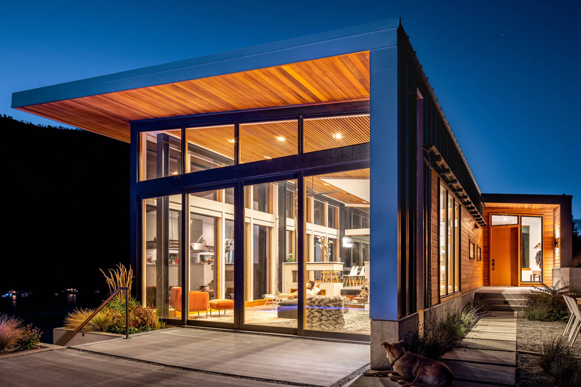 Un diseño contemporáneo, que utiliza terrazas, acero, hormigón, cedro y una masa cuidadosa, crea un hogar duradero que se integra con el entorno accidentado.