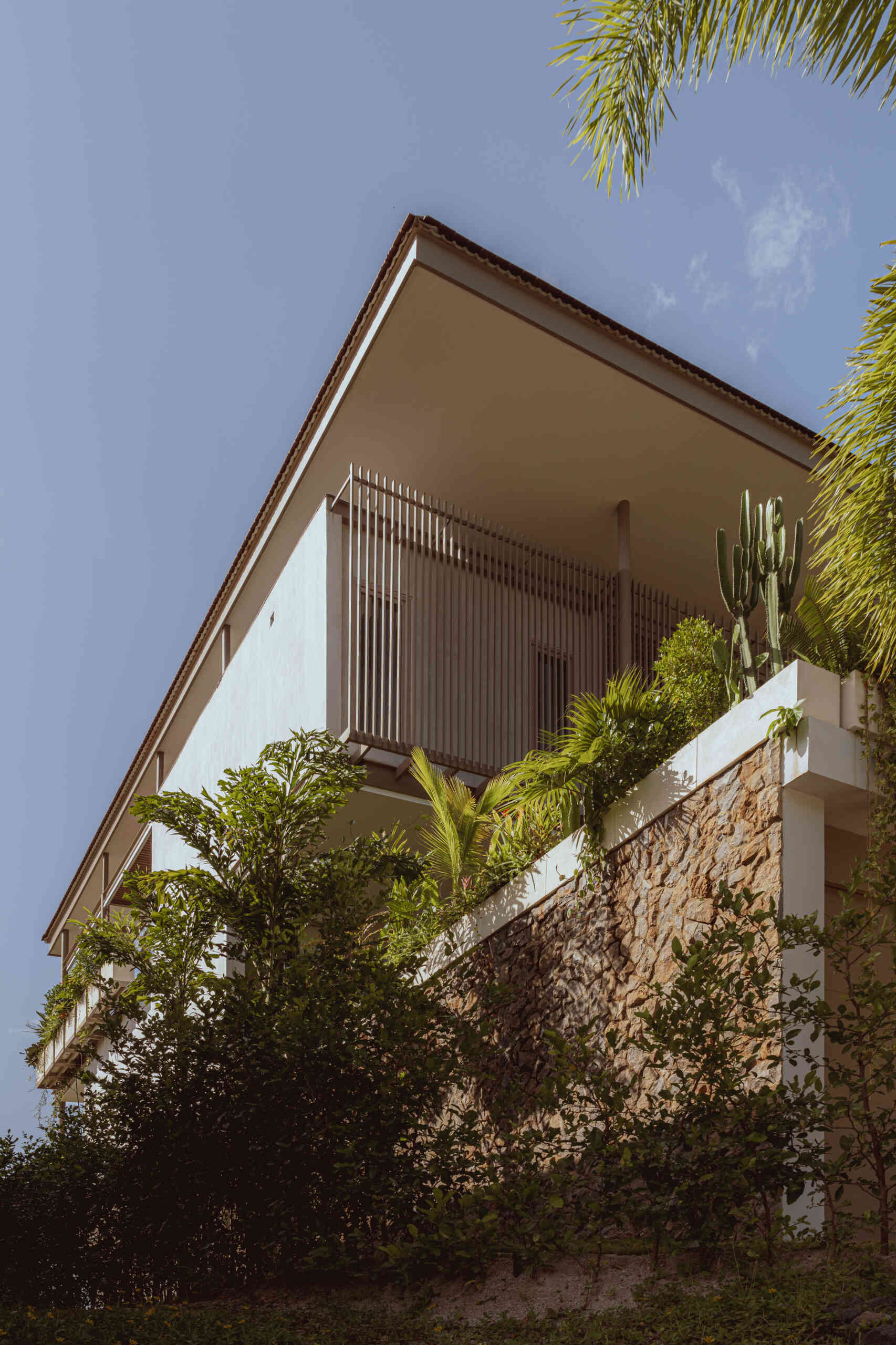 A hillside villa in Costa Rica with a cantilevered swimming pool, is shaped by terraces and light, designed for calm indoor and outdoor living.