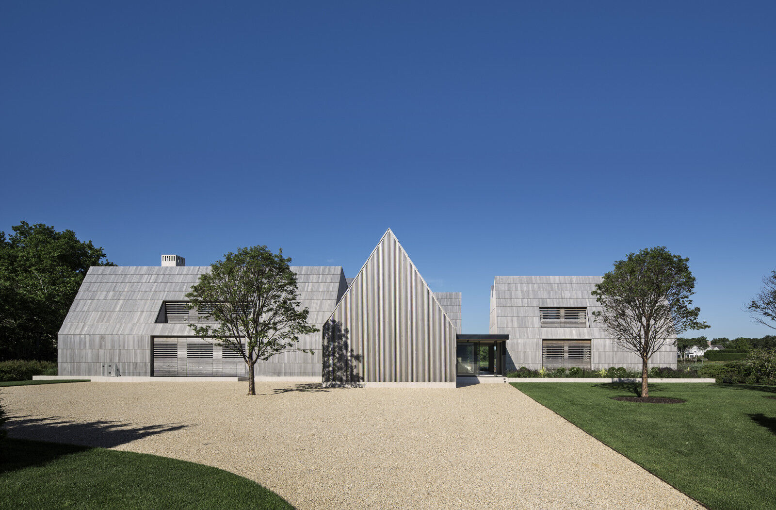Con forma según la tradición del estilo clásico de tejas de East Hampton, esta casa costera contemporánea tiene un aspecto arraigado y atemporal.