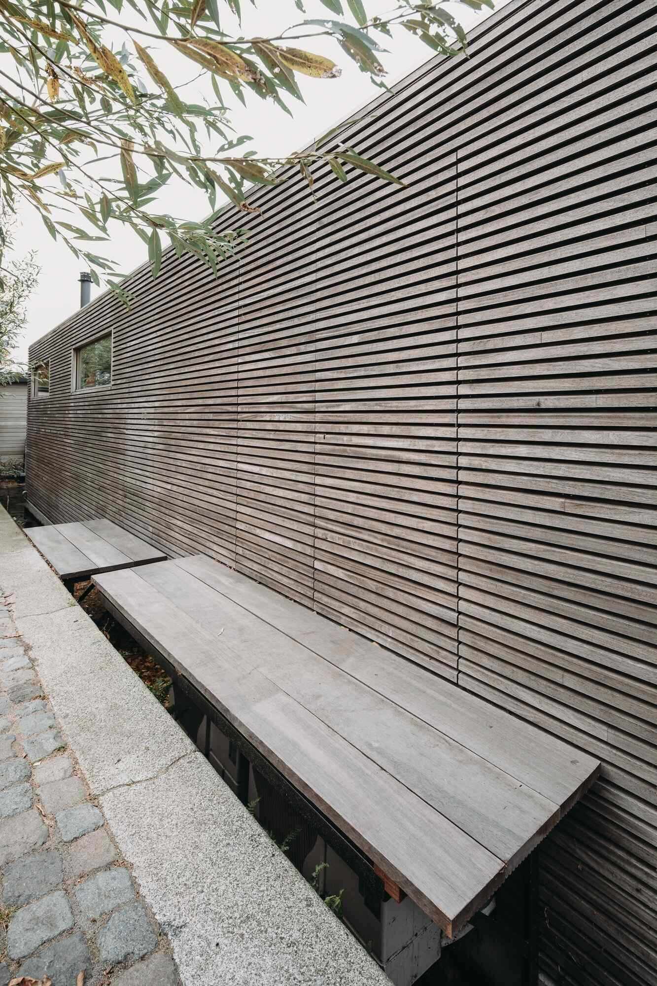 Con una entrada de dos niveles con una puerta interior oculta y espacio de almacenamiento incorporado, un estilo minimalista y tranquilo marca la pauta para la villa flotante.