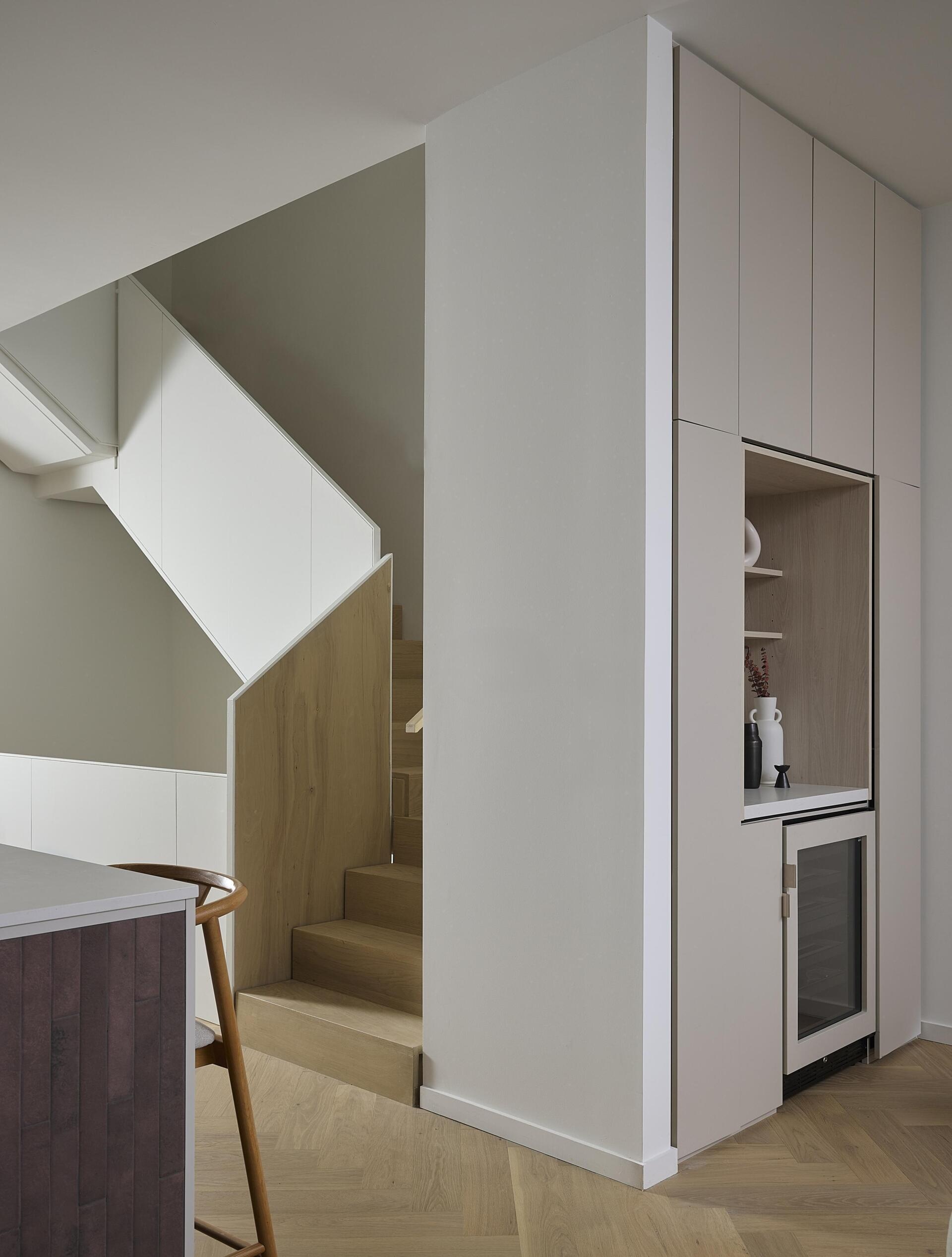 The stair acts as a vertical light channel. Two tone guards reflect light as it moves across four levels, turning circulation into a sculptural moment. The second run of oak waterfall stairs leads toward some of the home’s most expansive views.