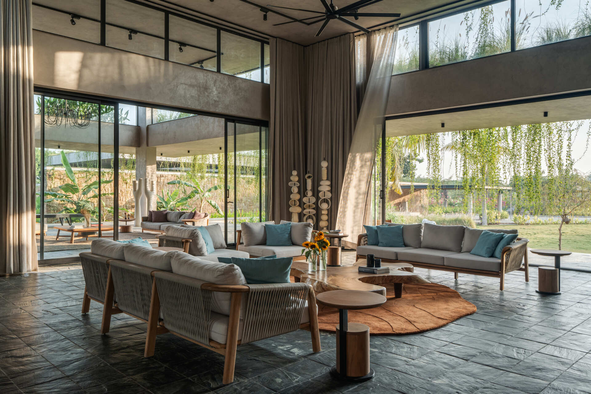 An outdoor living room merges into the indoor living area through sliding glazing, creating one large pavilion when opened. 