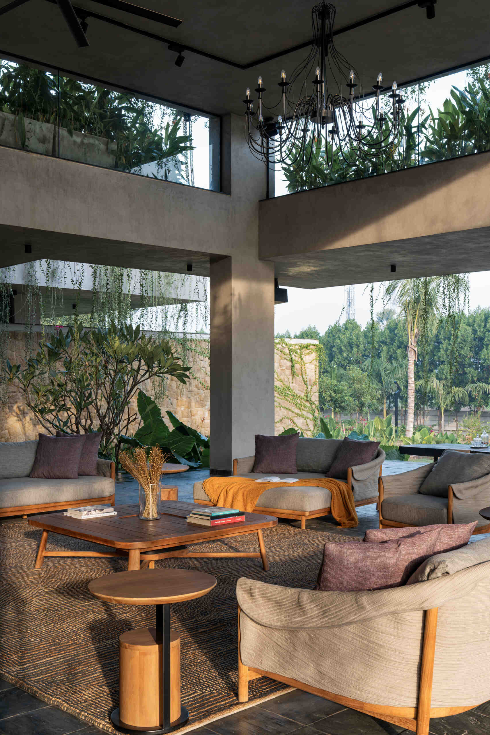 An outdoor living room merges into the indoor living area through sliding glazing, creating one large pavilion when opened. 