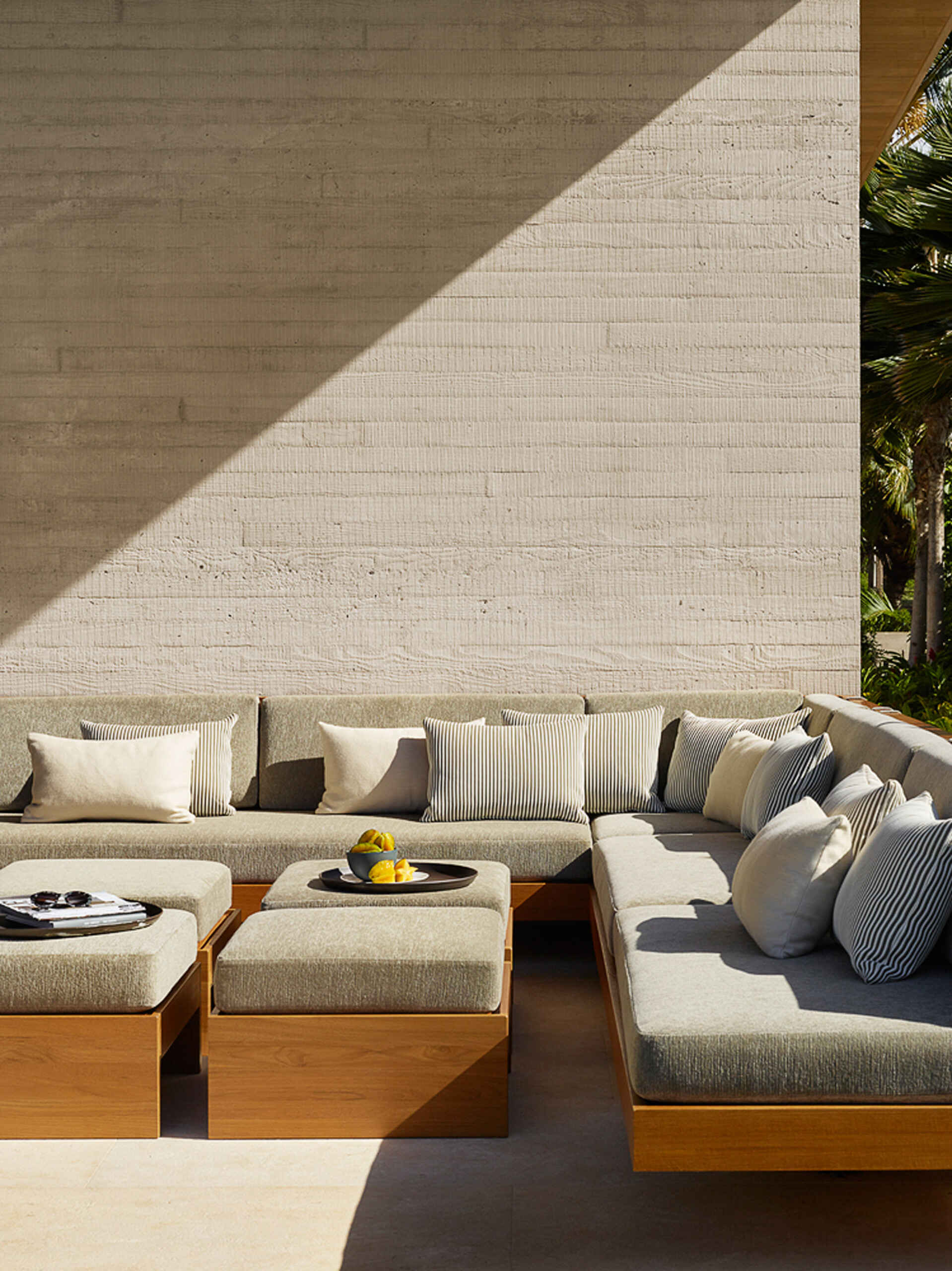 A seamless indoor-outdoor flow defines this Hawaiian home, complete with poolside lounge and outdoor kitchen.