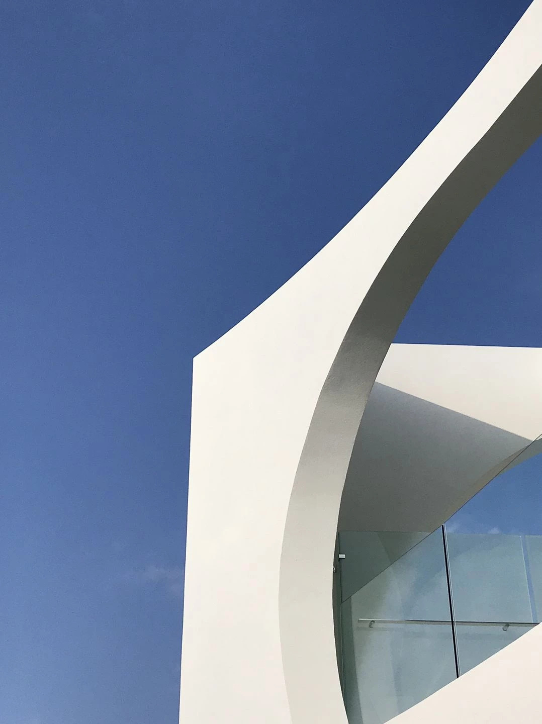 A sculptural exterior defined by confident angles and soft curves that cut through concrete and glass, creating a modern presence that perfectly reflects the lively family inside.