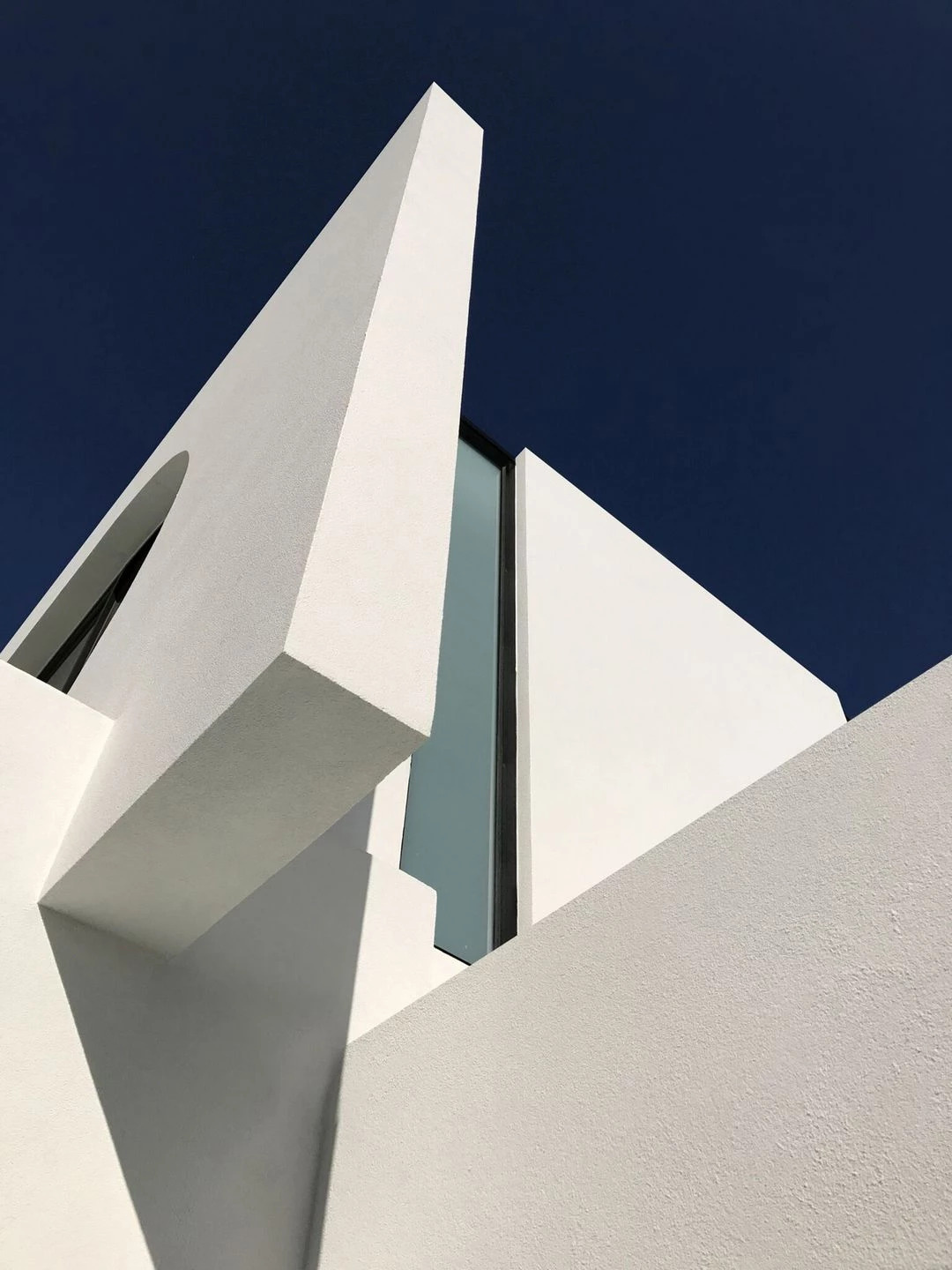 A sculptural exterior defined by confident angles and soft curves that cut through concrete and glass, creating a modern presence that perfectly reflects the lively family inside.