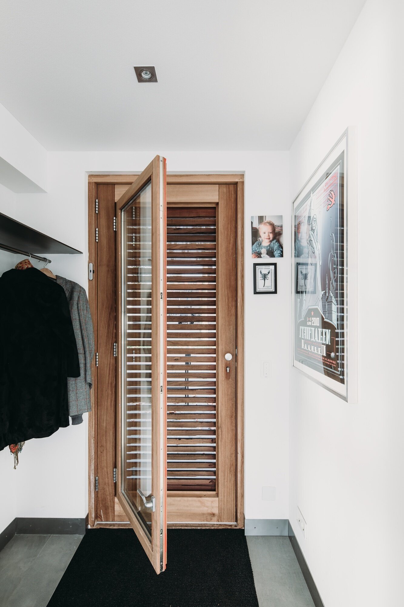 Con una entrada de dos niveles con una puerta interior oculta y espacio de almacenamiento incorporado, un estilo minimalista y tranquilo marca la pauta para la villa flotante.