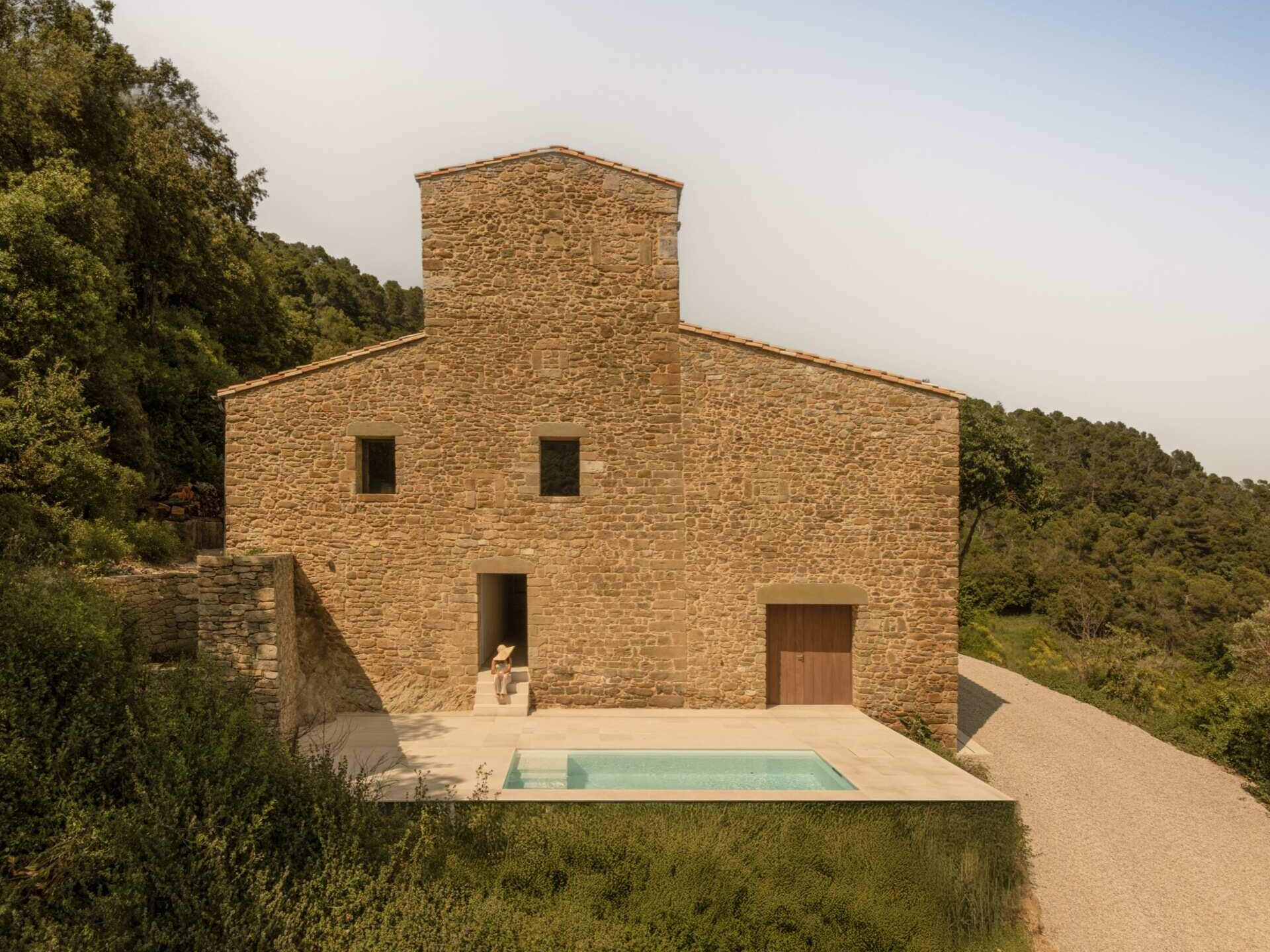 A masterful balance of old stone and modern precision, Mas Cadalt’s architecture preserves its Catalan farmhouse soul while embracing contemporary clarity and light.
