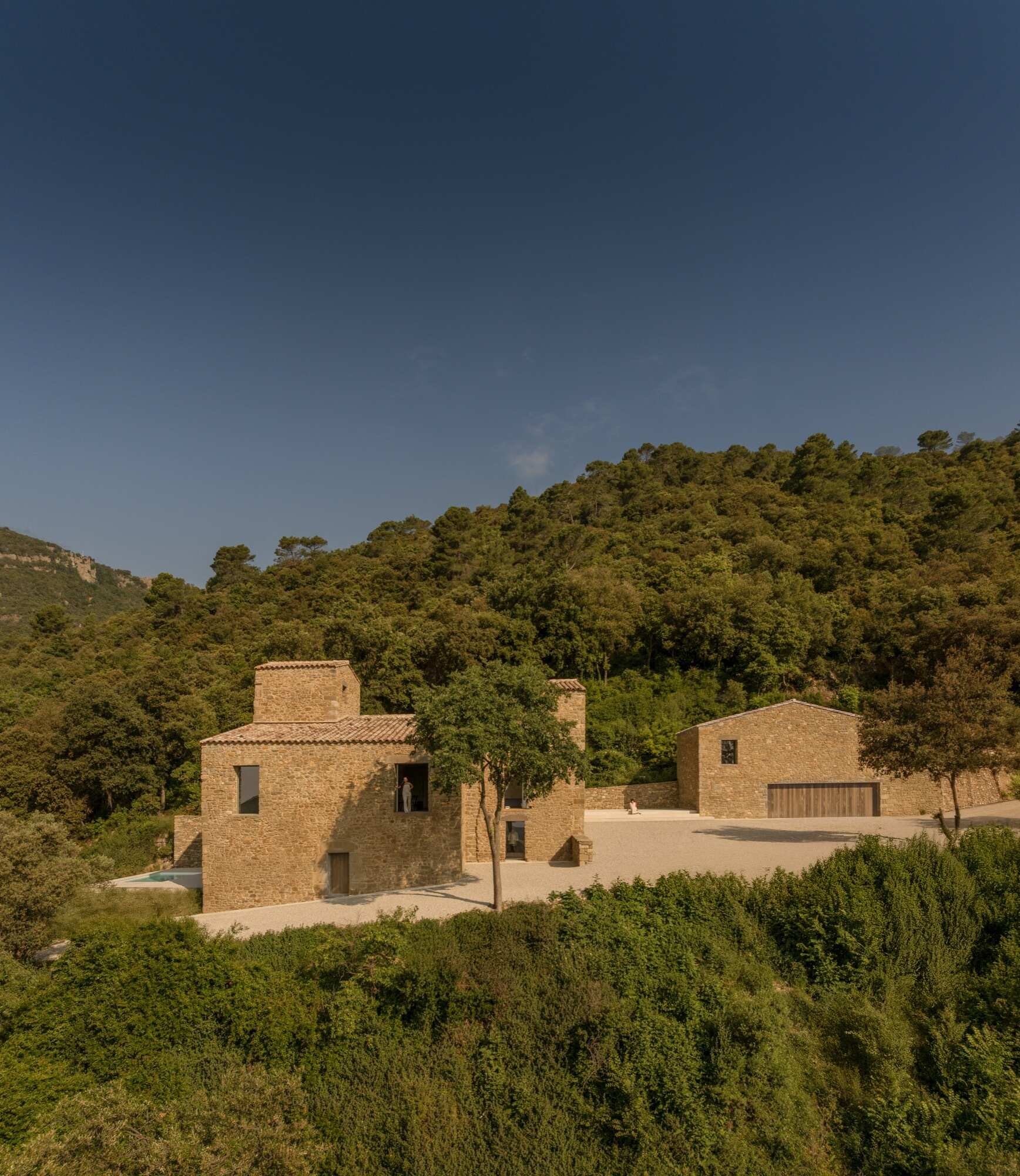 A masterful balance of old stone and modern precision, Mas Cadalt’s architecture preserves its Catalan farmhouse soul while embracing contemporary clarity and light.