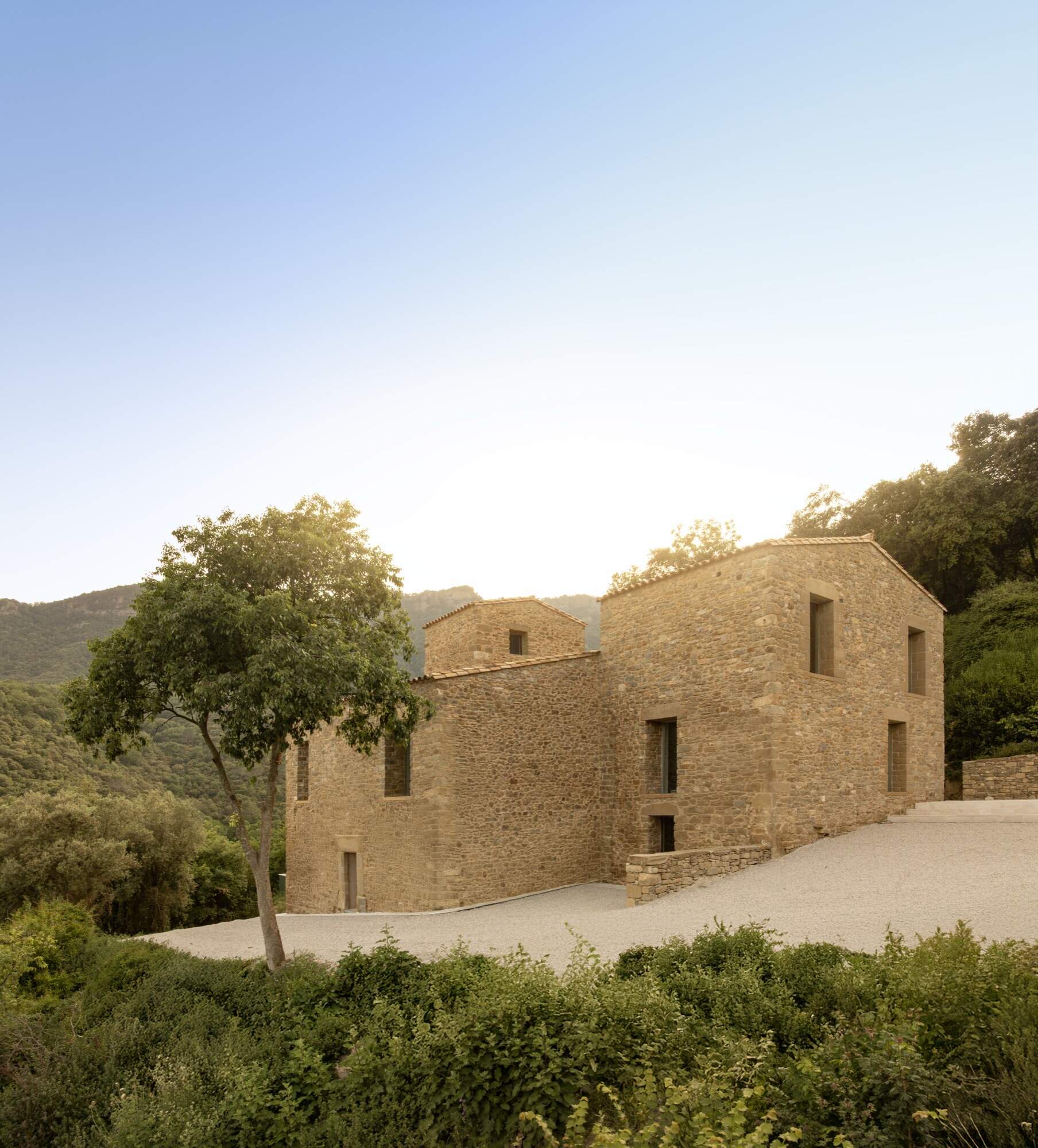 A masterful balance of old stone and modern precision, Mas Cadalt’s architecture preserves its Catalan farmhouse soul while embracing contemporary clarity and light.