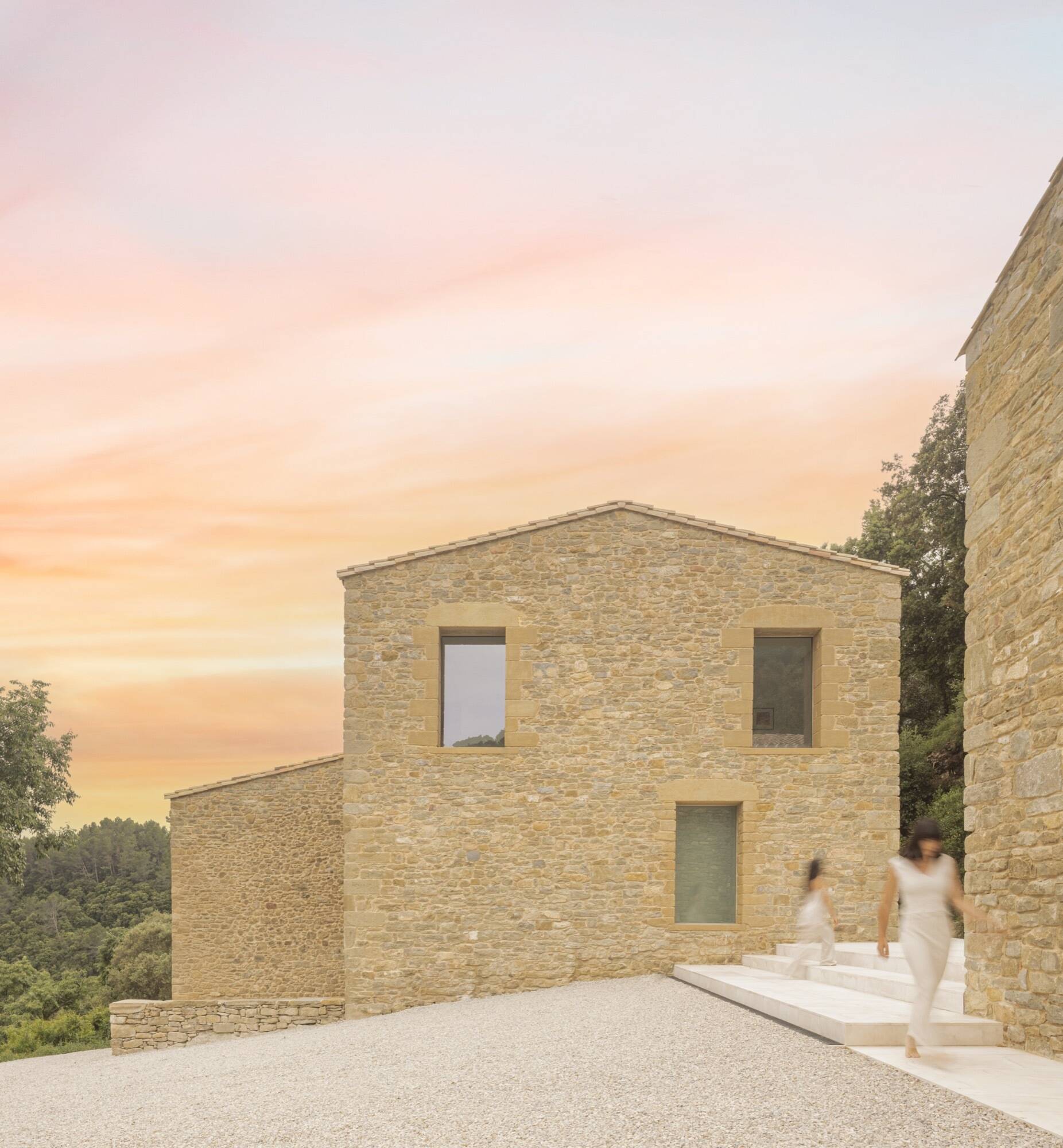 A masterful balance of old stone and modern precision, Mas Cadalt’s architecture preserves its Catalan farmhouse soul while embracing contemporary clarity and light.