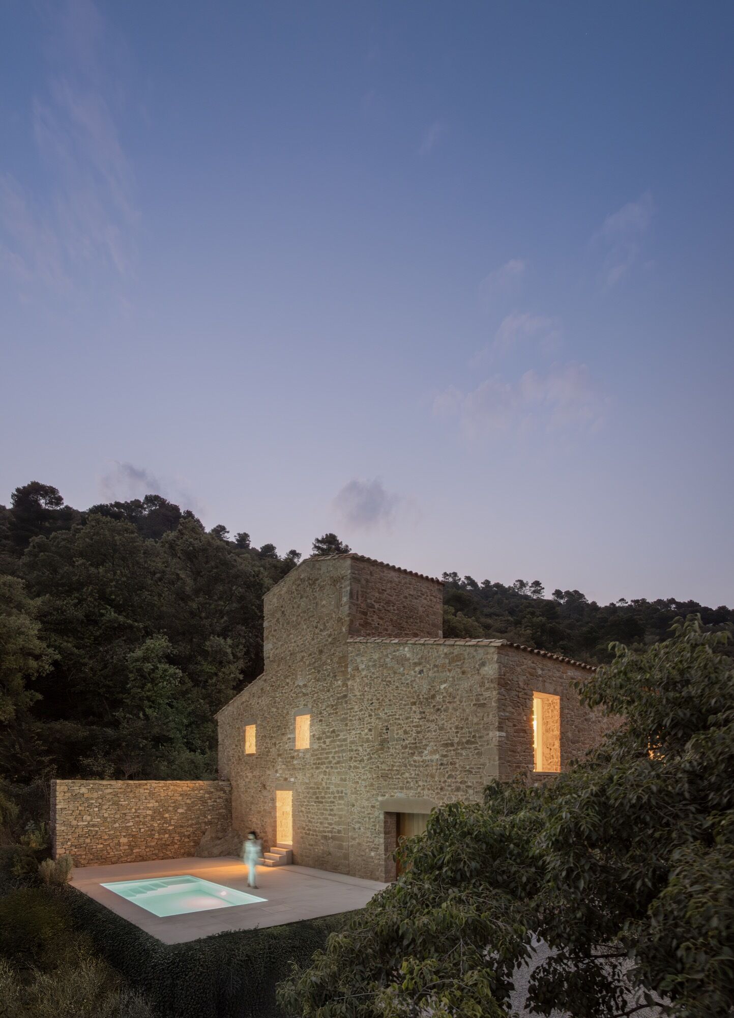 A masterful balance of old stone and modern precision, Mas Cadalt’s architecture preserves its Catalan farmhouse soul while embracing contemporary clarity and light.
